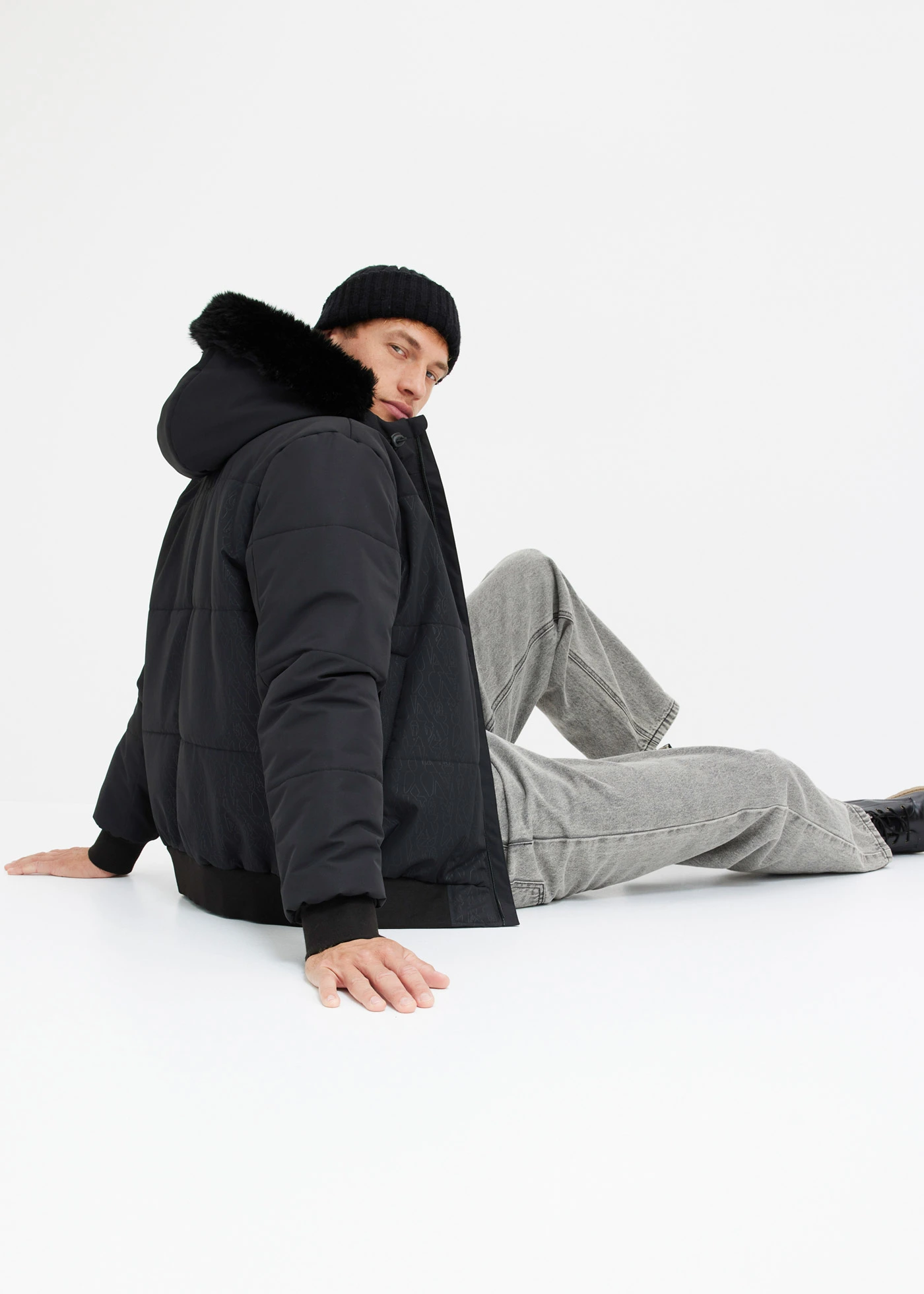 Doudoune courte à capuche avec bordure sherpa • noir • Boutique bonprix