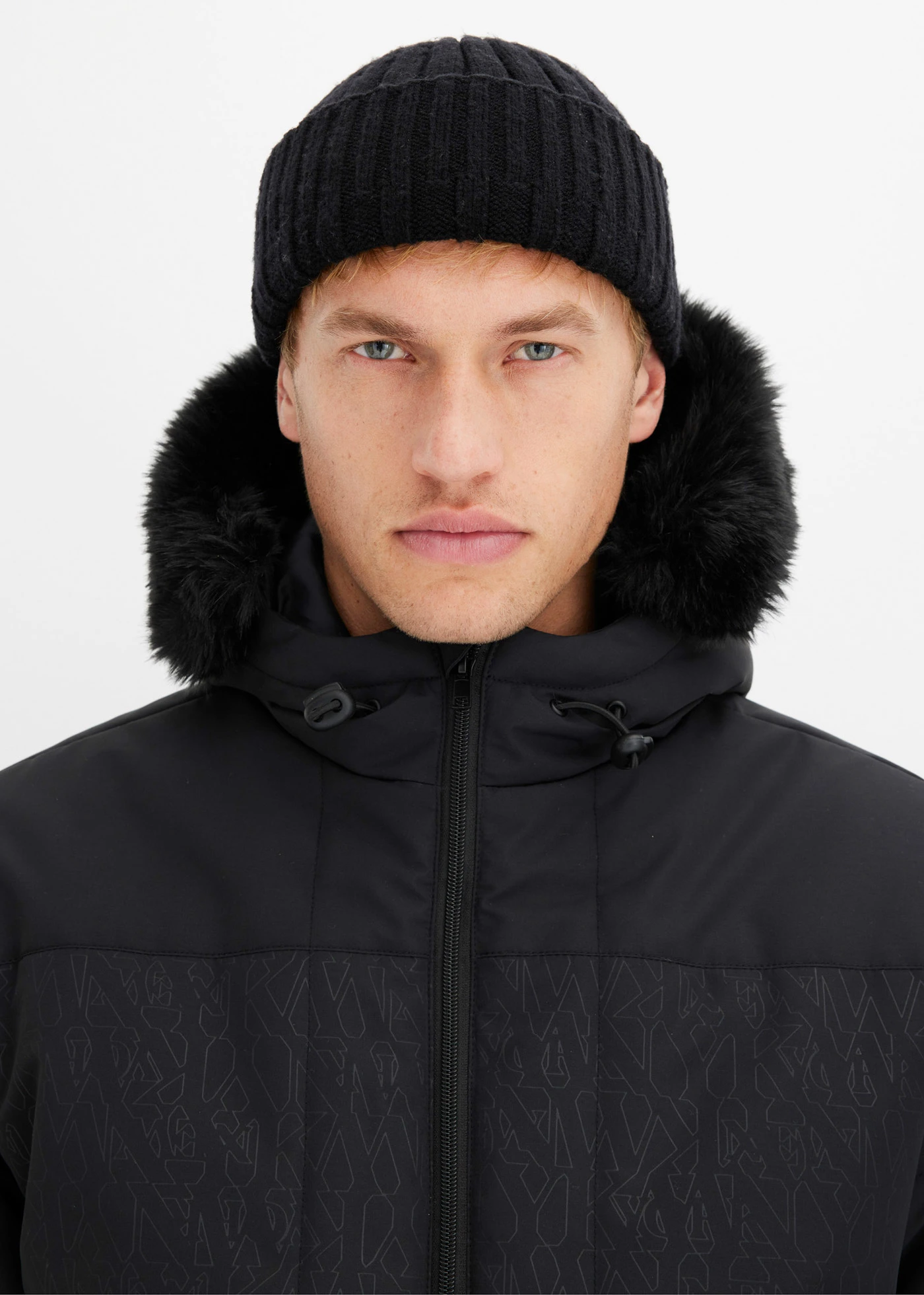 Doudoune courte à capuche avec bordure sherpa • noir • Boutique bonprix
