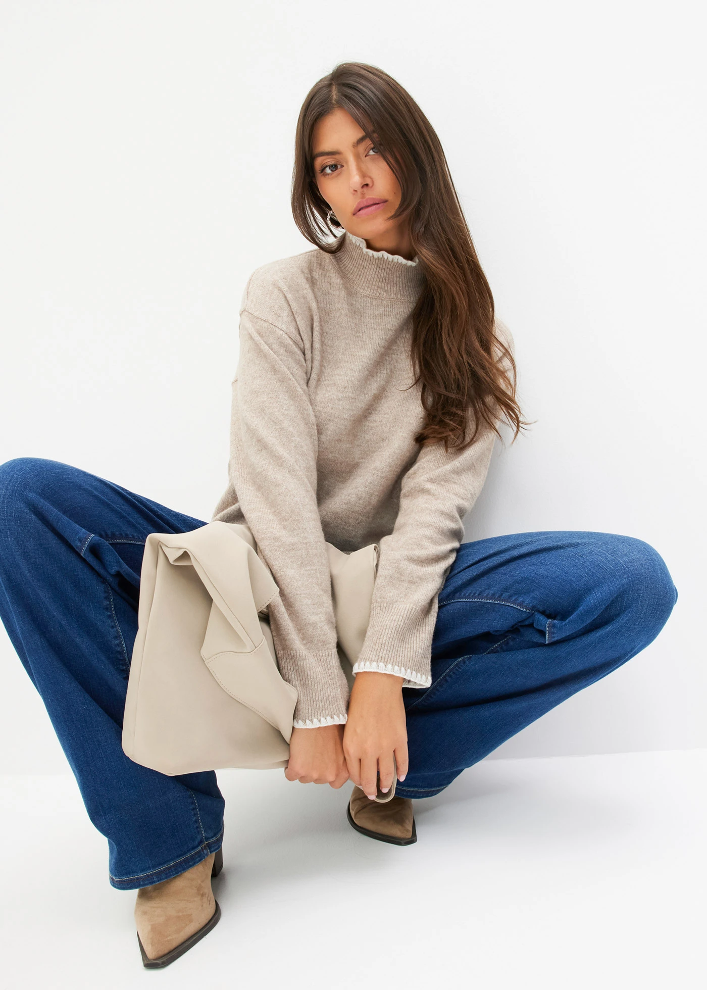 Pulover cu guler înalt • nisipiu/alb • magazin bonprix