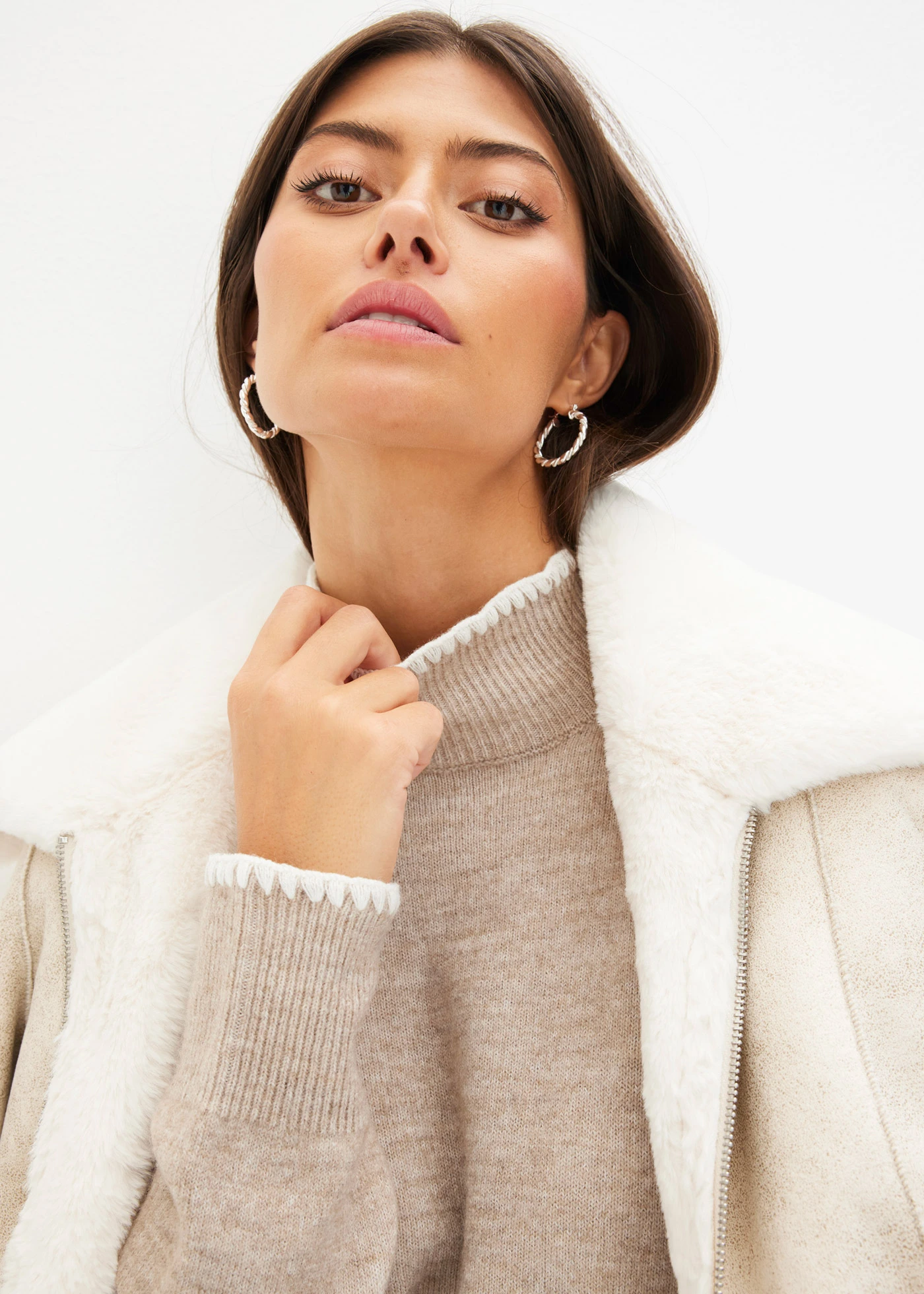 Pull à col montant • sable/blanc • Boutique bonprix