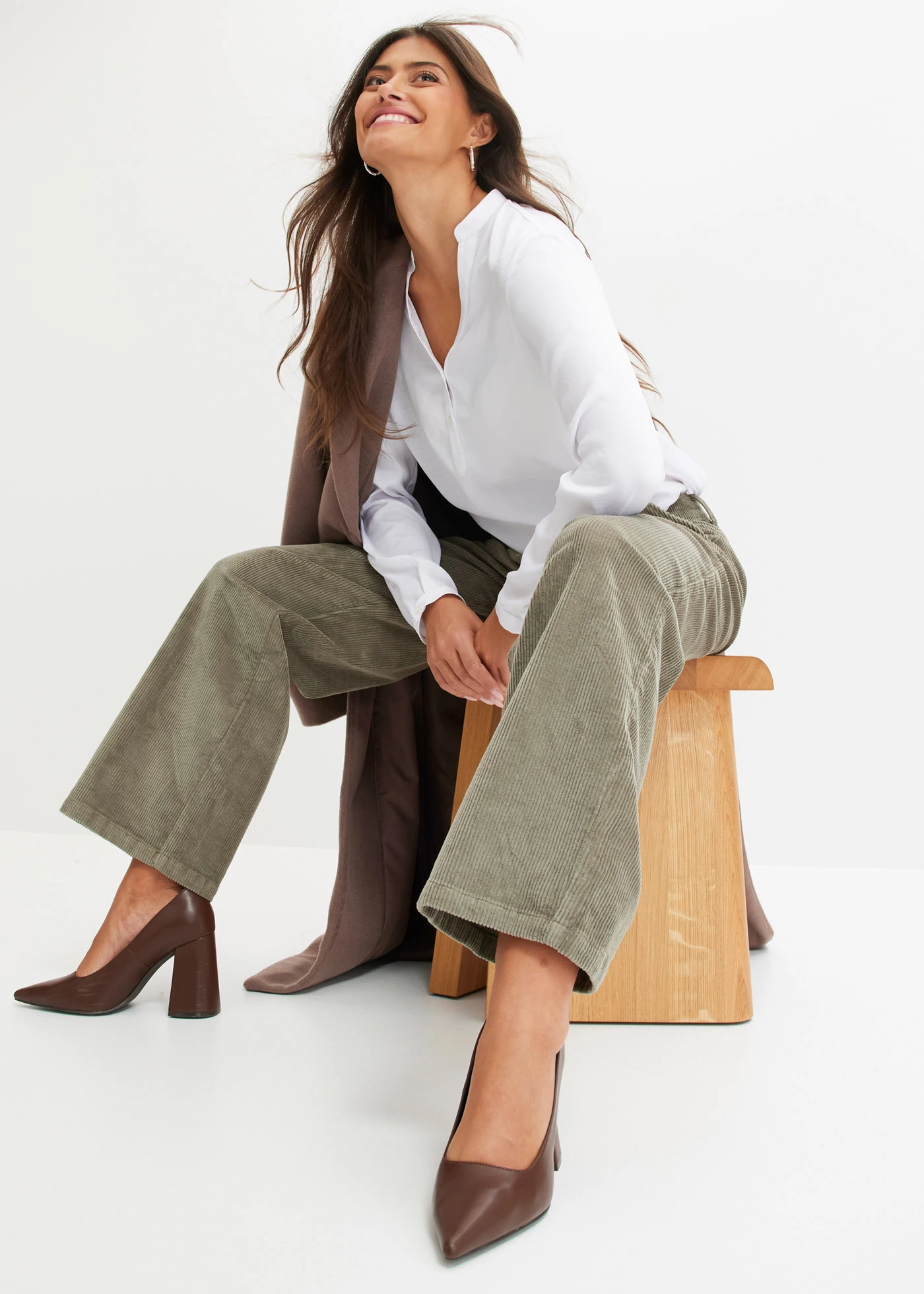 Wijde corduroy broek • rookolijfgroen • bonprix online shop