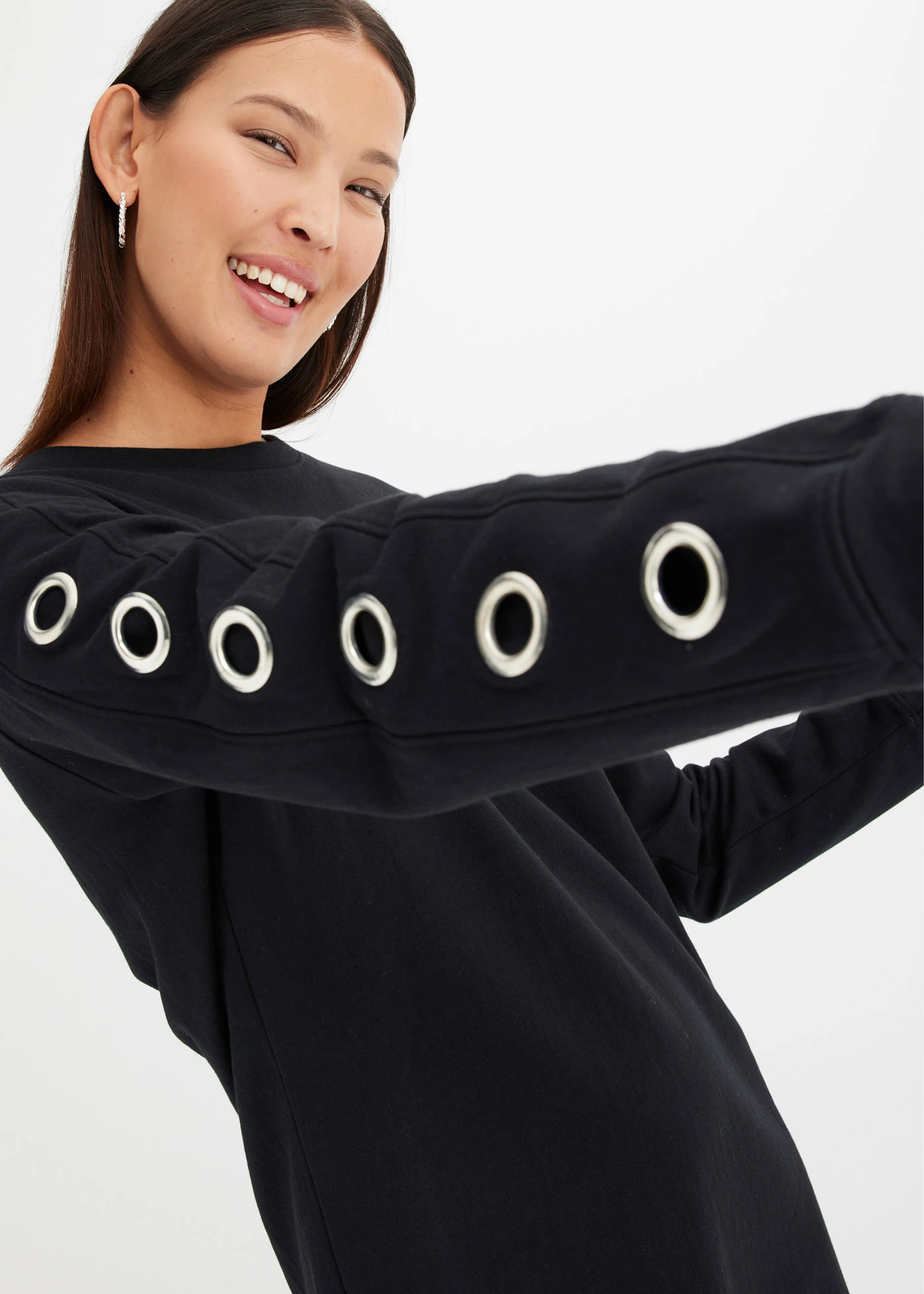 Robe sweat avec œillets • noir • Boutique bonprix