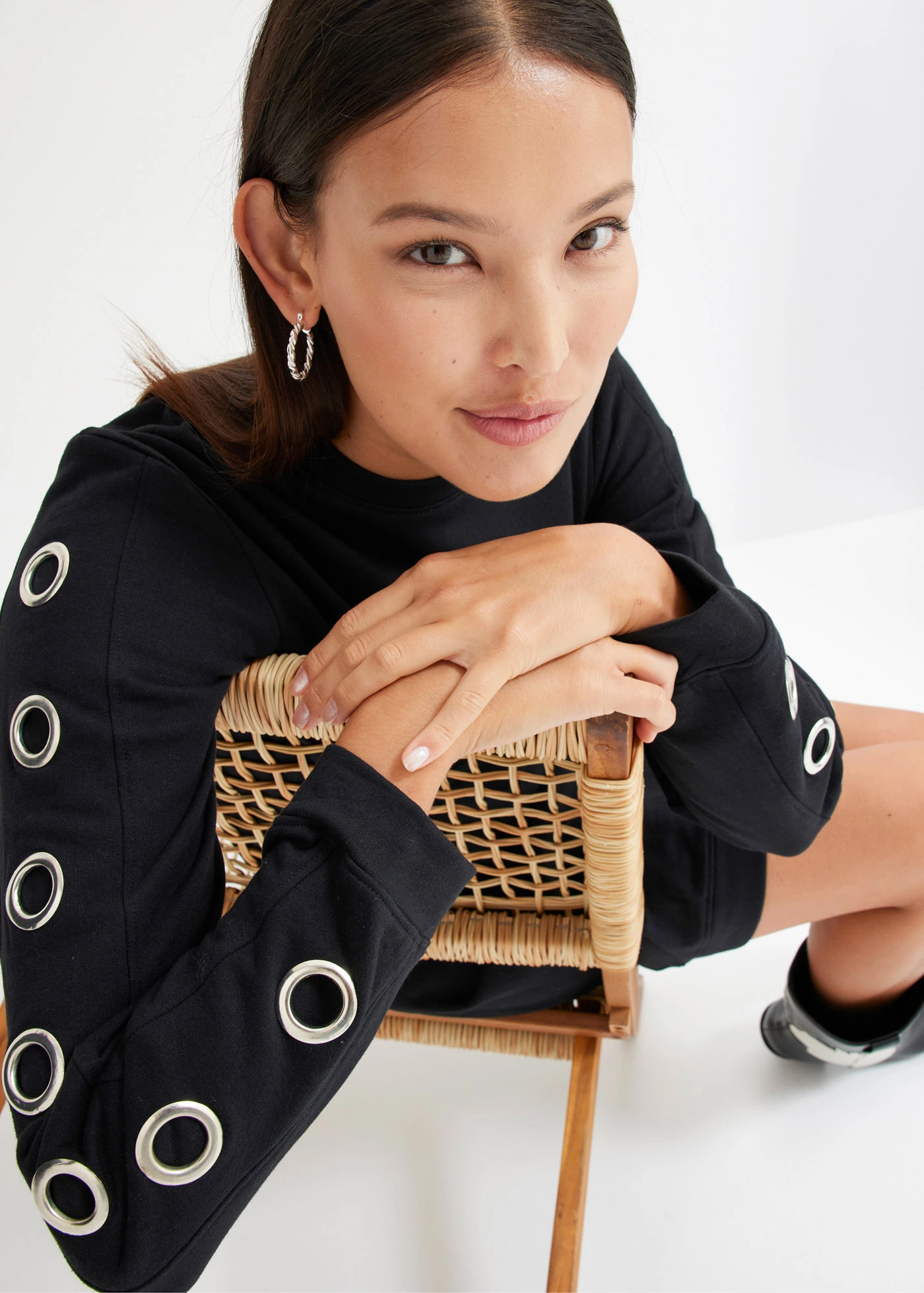 Sweatjurk met eyelets • zwart • bonprix online shop