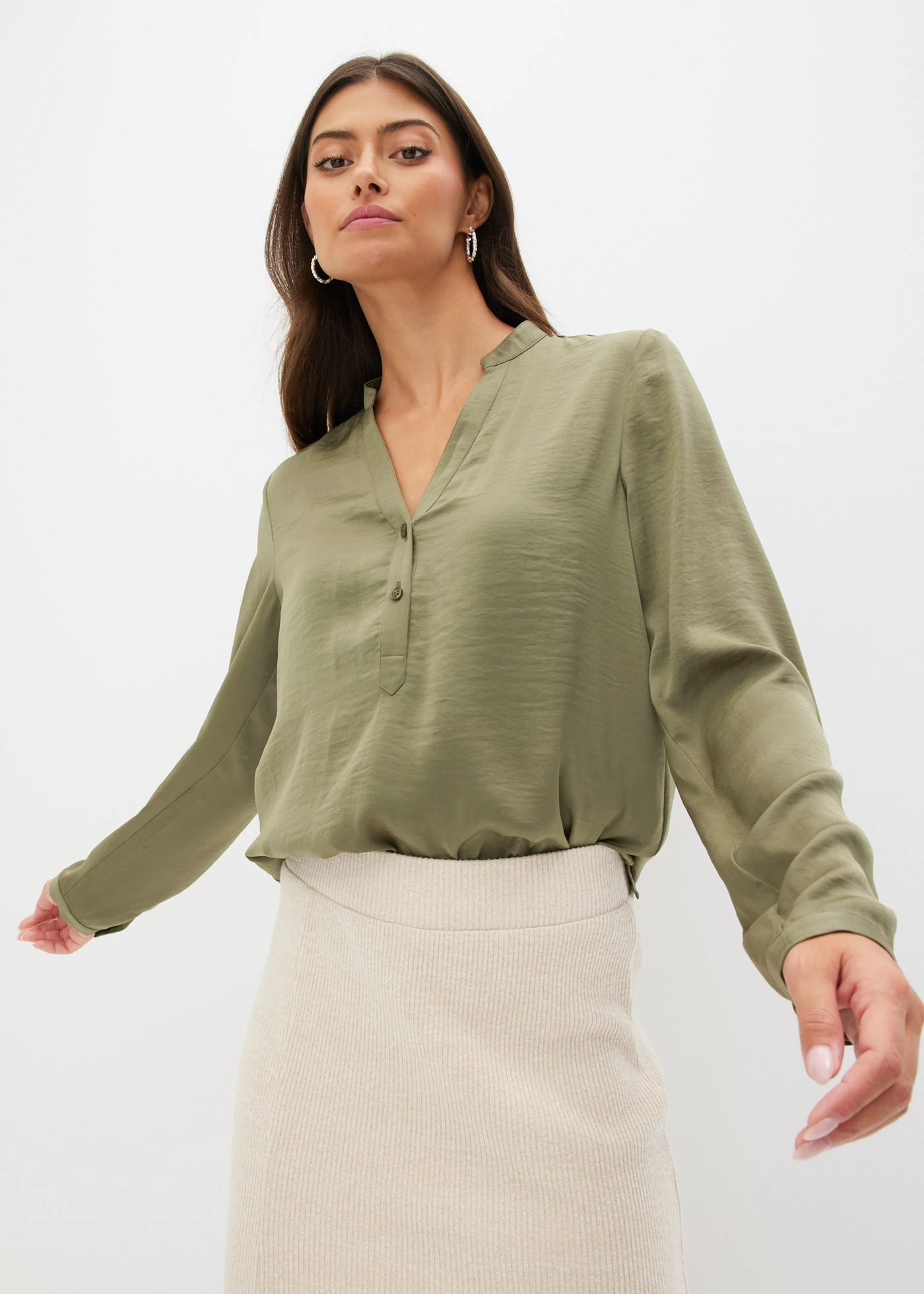 Satijnen blouse • olijfgroen • bonprix online shop