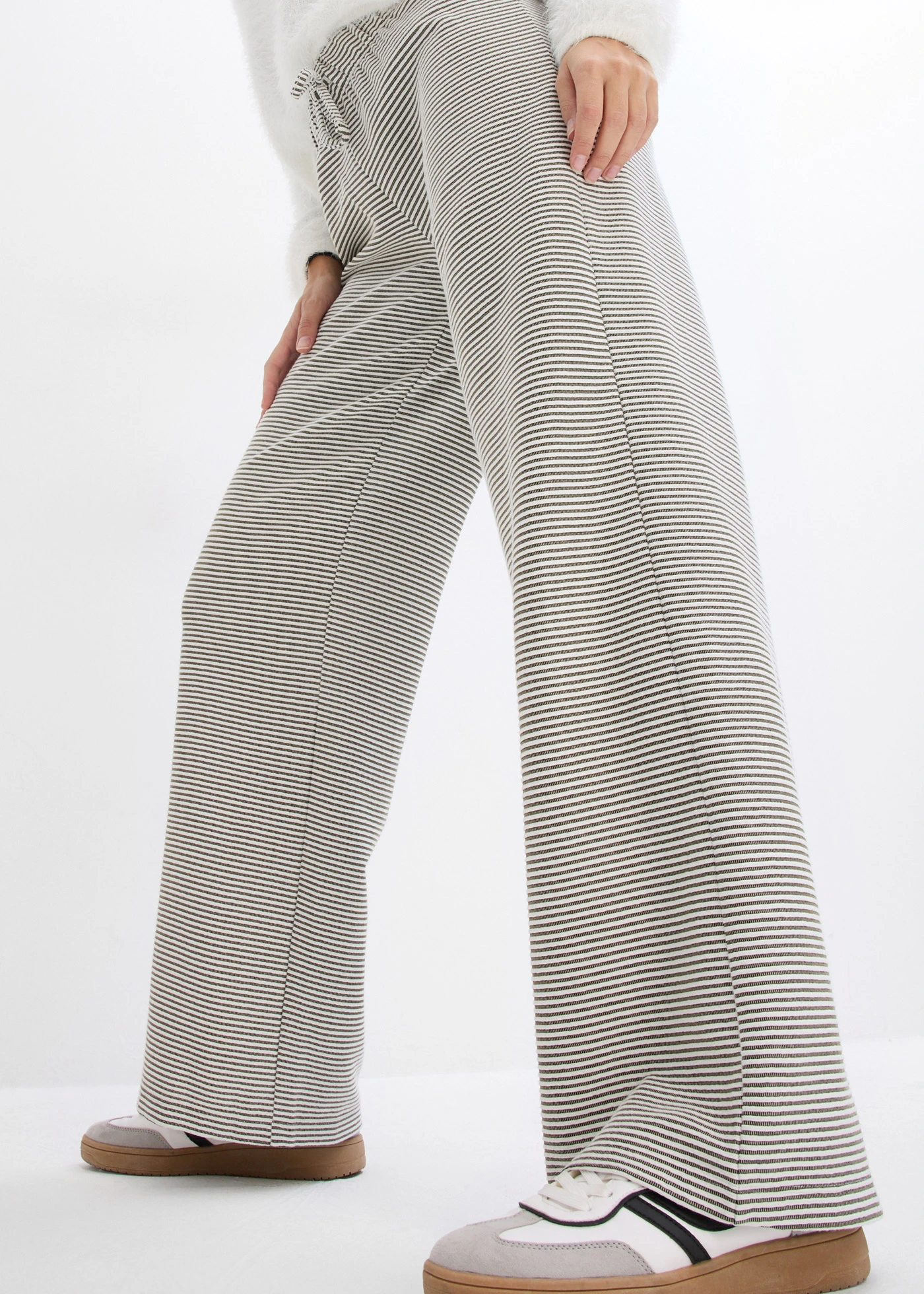 Pantalon en jersey rayé avec cordon de serrage, coton majoritaire • noir-écru rayé • Boutique bonprix