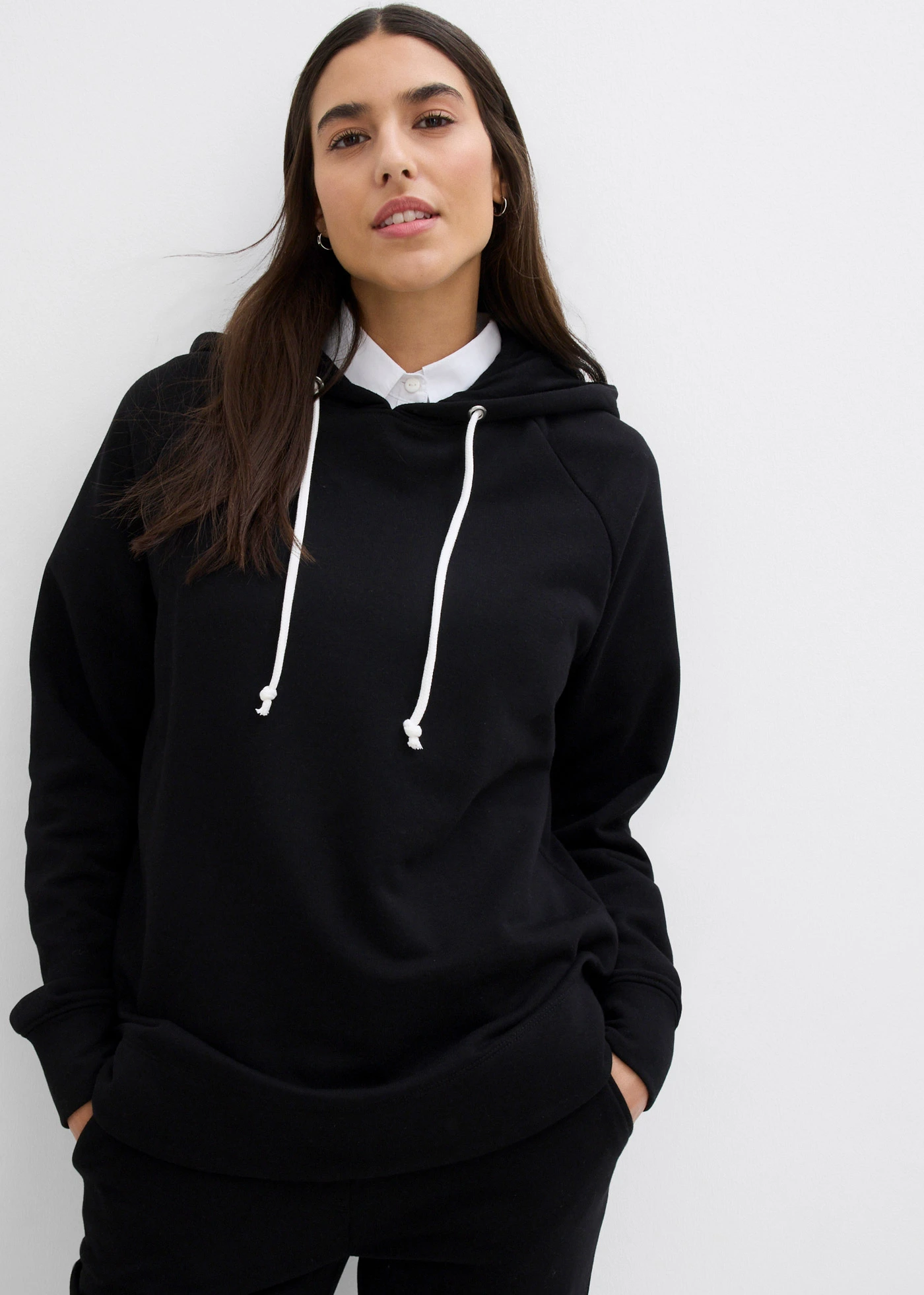 Sweat à capuche • noir • Boutique bonprix