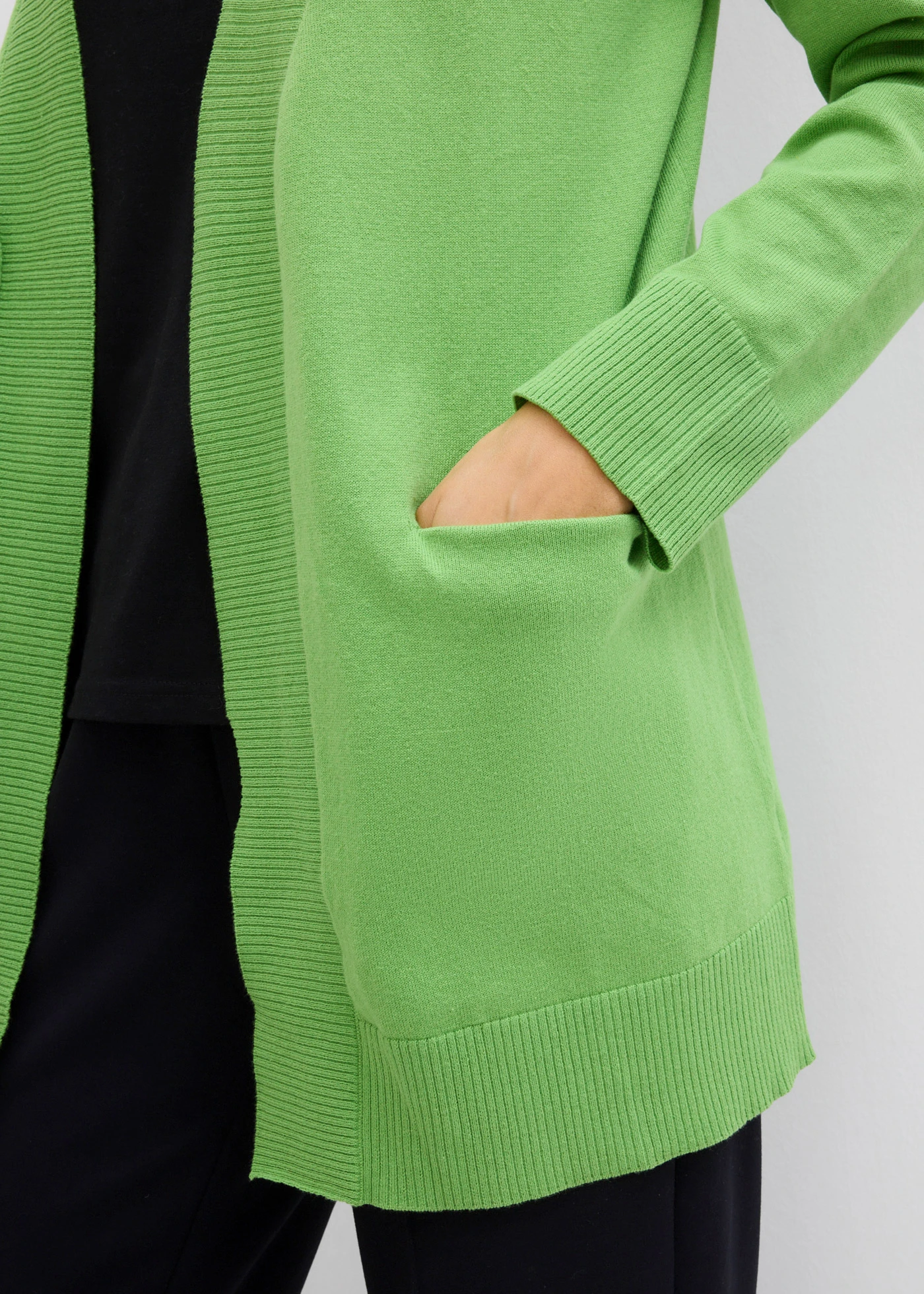 Jachetă tricotată cu buzunare • verde-trifoi • magazin bonprix