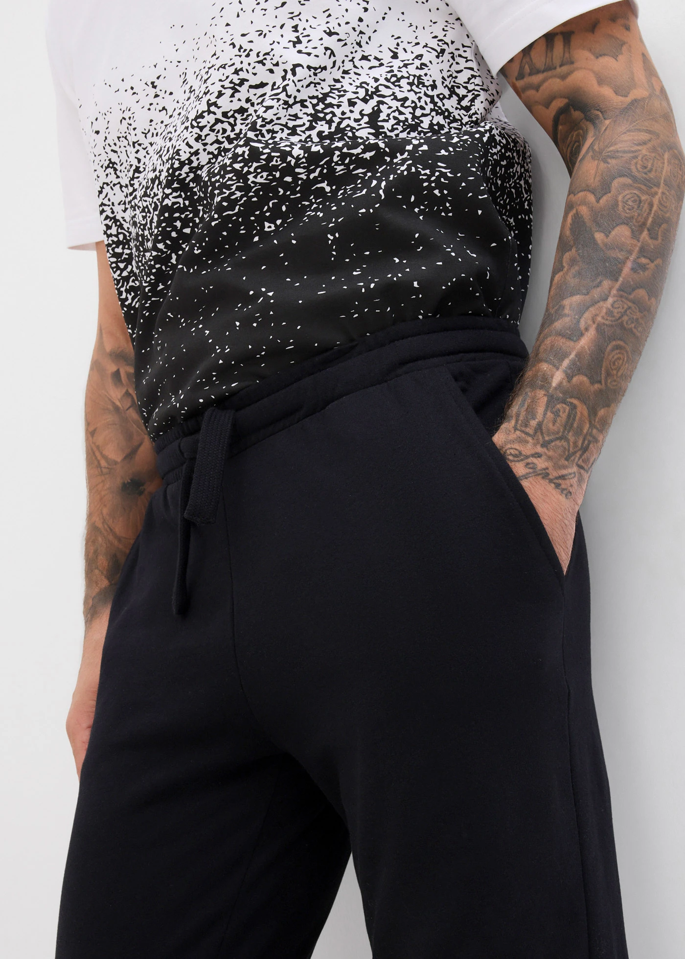 Spodnie sportowe, regular fit • czarny • sklep bonprix