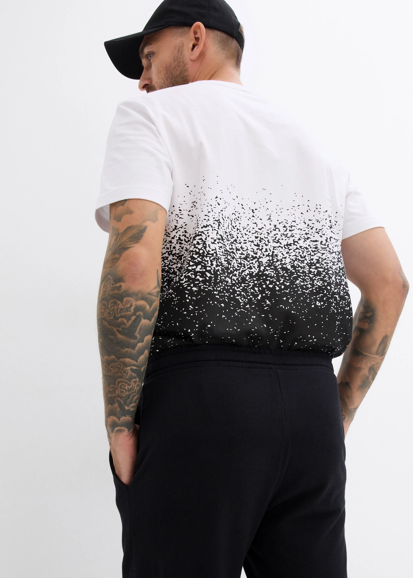 Spodnie sportowe, regular fit • czarny • sklep bonprix