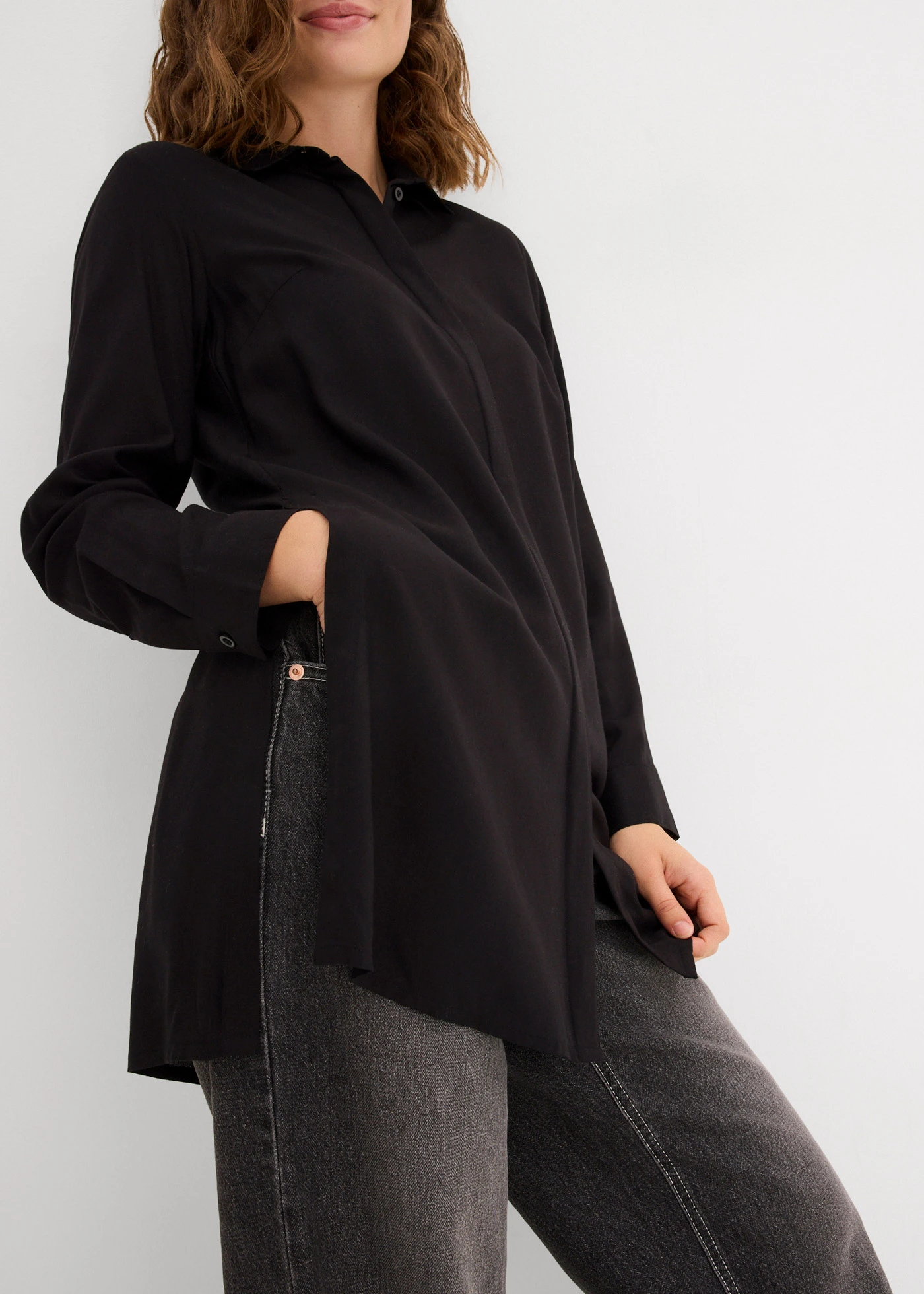 Hosszú blúz hasítékkal, kellemesen puha viszkózból • fekete • bonprix áruház