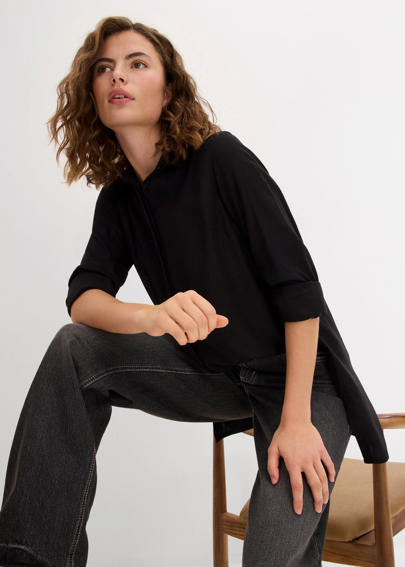 Hosszú blúz hasítékkal, kellemesen puha viszkózból • fekete • bonprix áruház