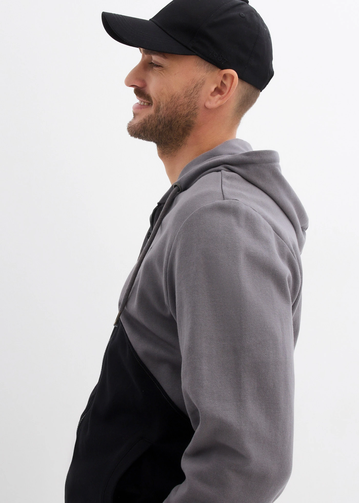 Sweat zippé à capuche 100% coton • gris fumée-blanc-noir imprimé • Boutique bonprix