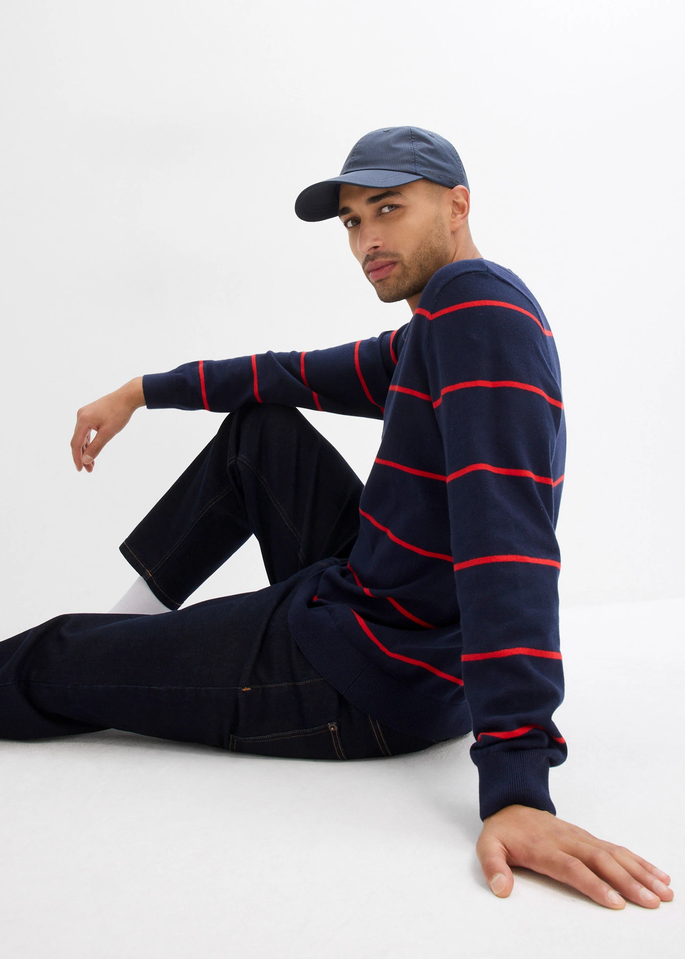 Fijngebreide trui, regular fit • donkerblauw-rood gestreept • bonprix online shop