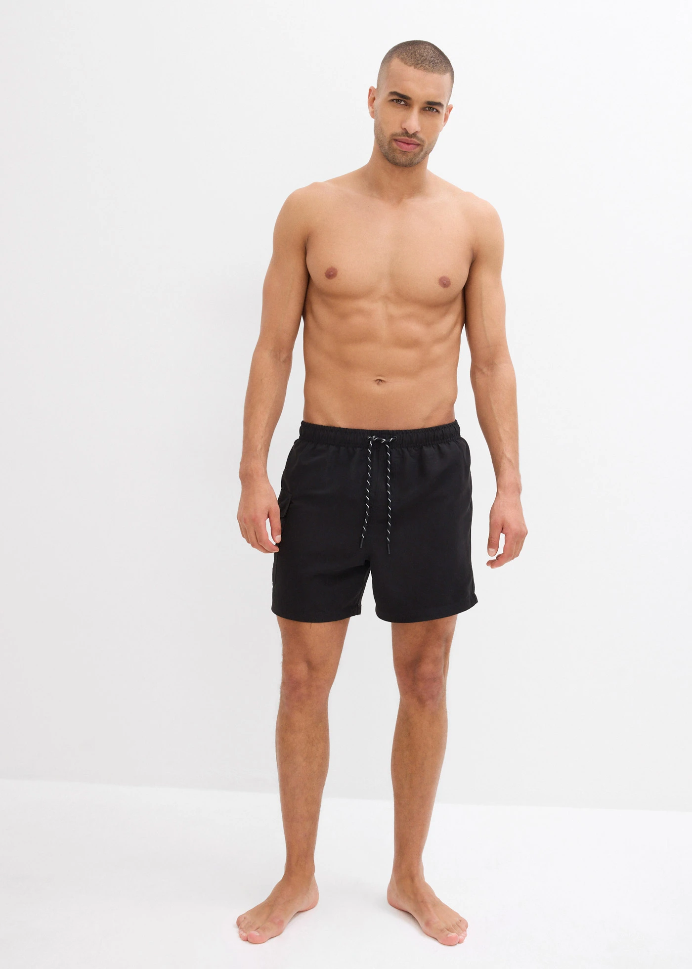Short de bain avec poche cargo • noir • Boutique bonprix