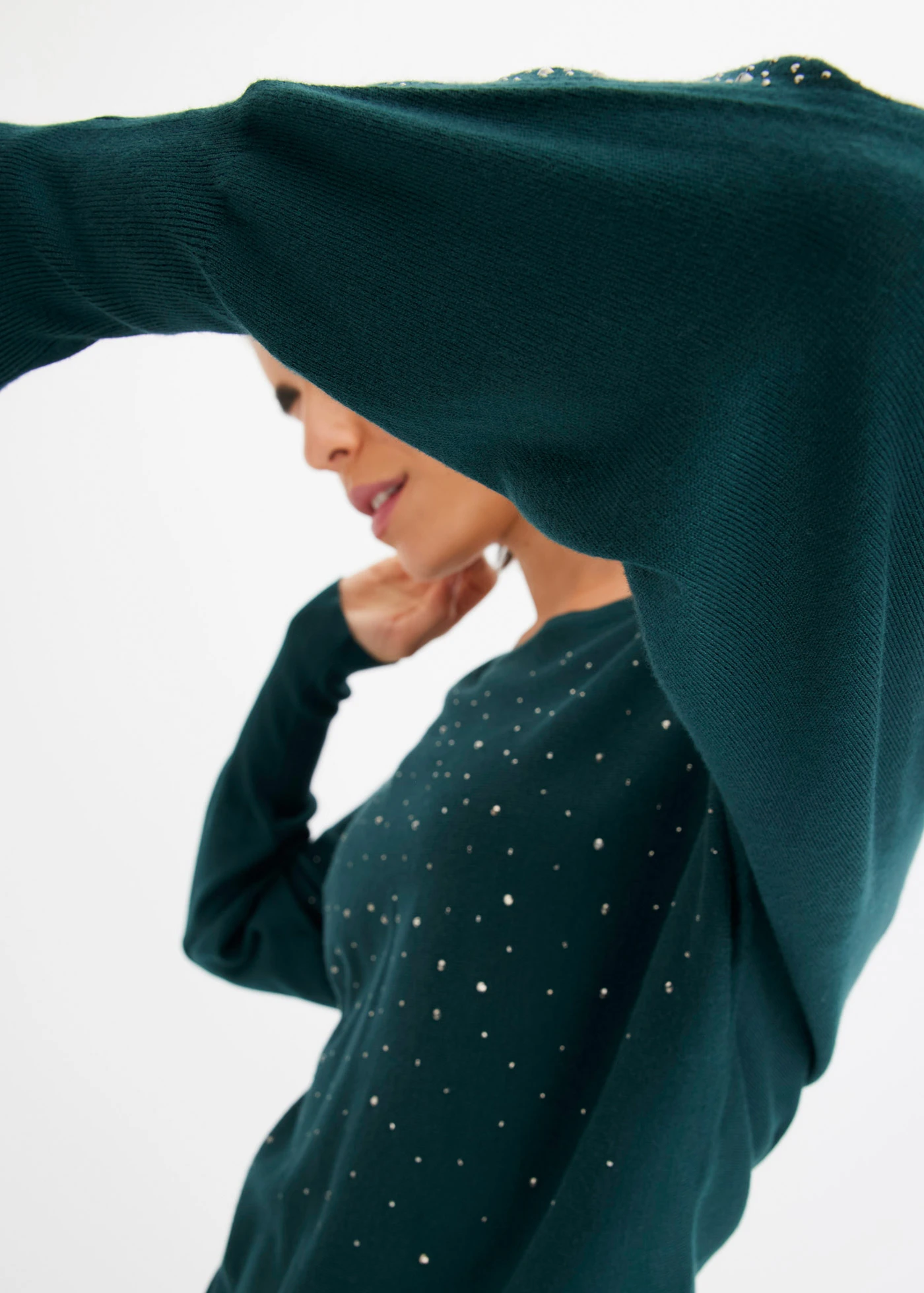 Pull en fine maille avec strass • vert profond • Boutique bonprix