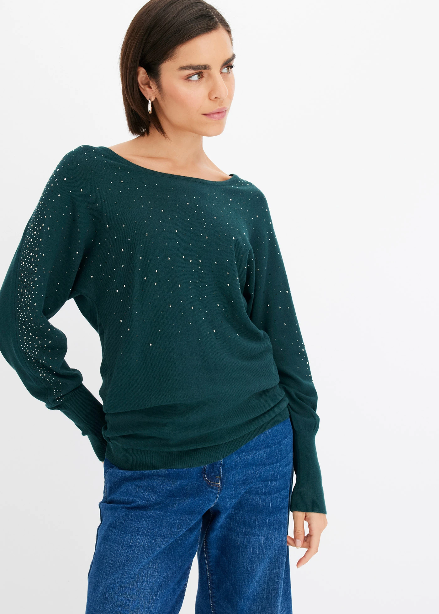 Pulover din tricotaj fin cu aplicații cu ștrasuri • verde profund • magazin bonprix