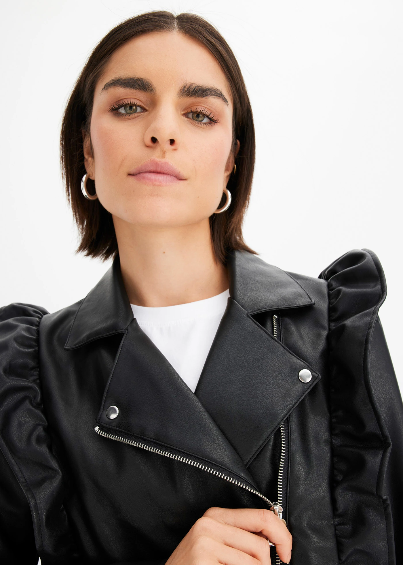 Imitatieleren jas met volants • zwart • bonprix online shop