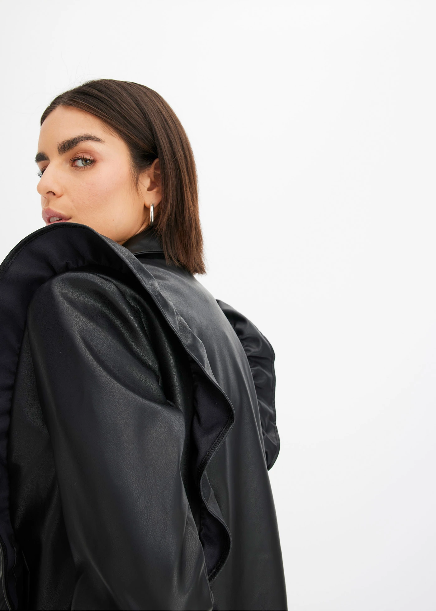 Imitatieleren jas met volants • zwart • bonprix online shop