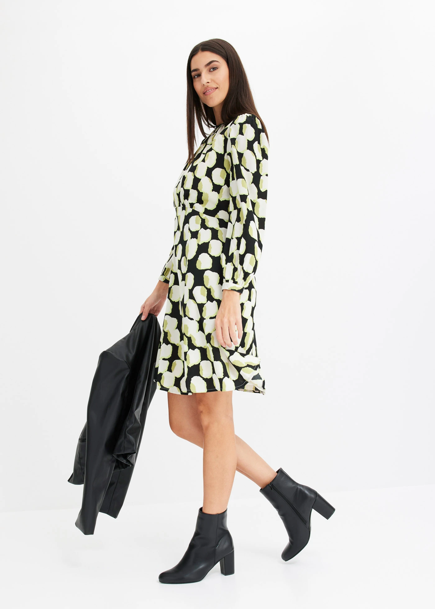 Mini jurk van lichte crêpe • zwart-natuurbeige-mintgroen-mat pistache • bonprix online shop