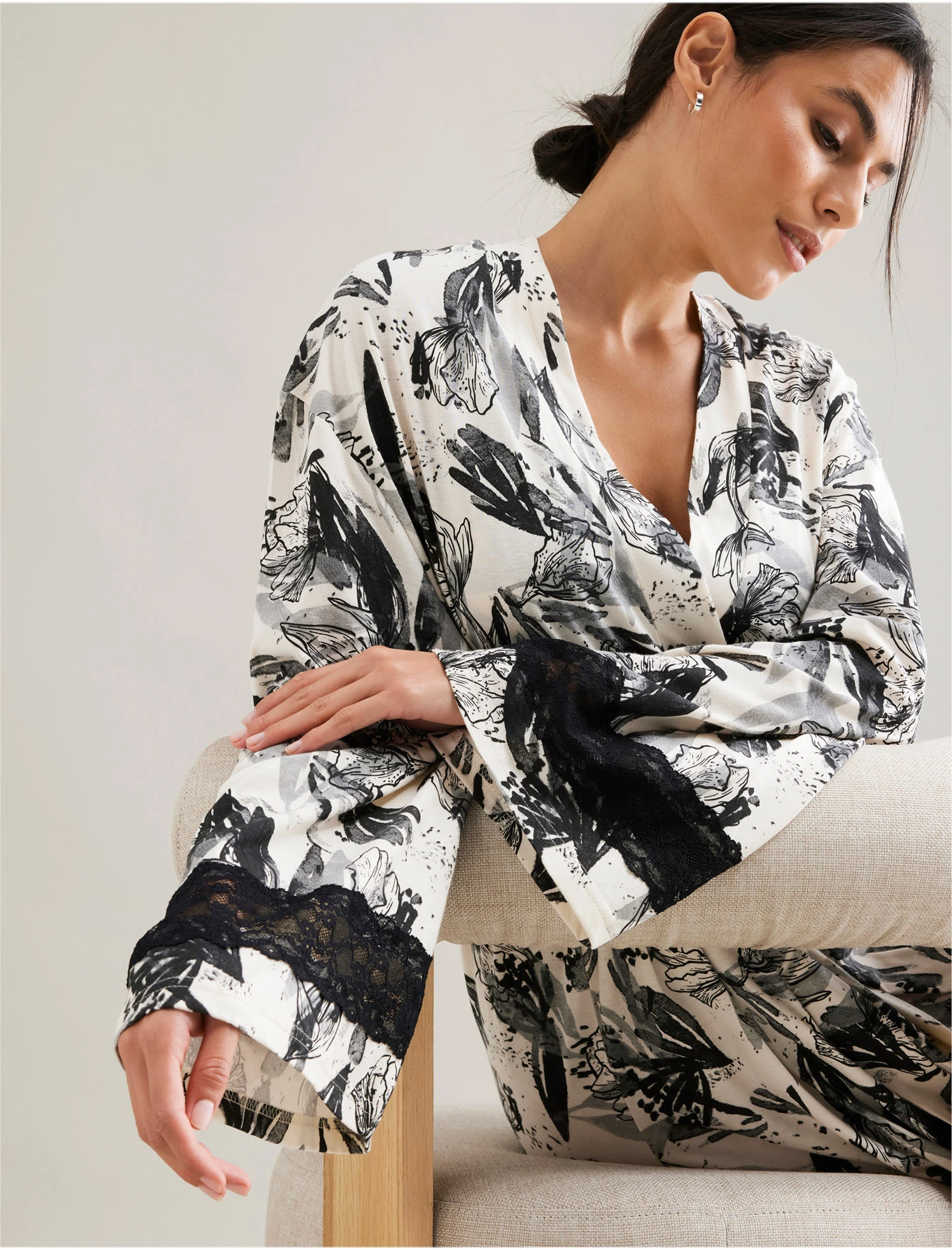 Kimono badjas met viscose • natuurbeige-zwart gebloemd • bonprix online shop