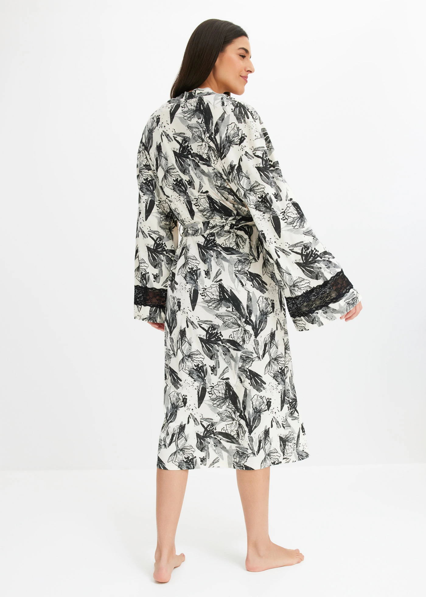 Halat de baie tip chimonou din amestec moale de viscoză • bej natur/negru cu flori • magazin bonprix