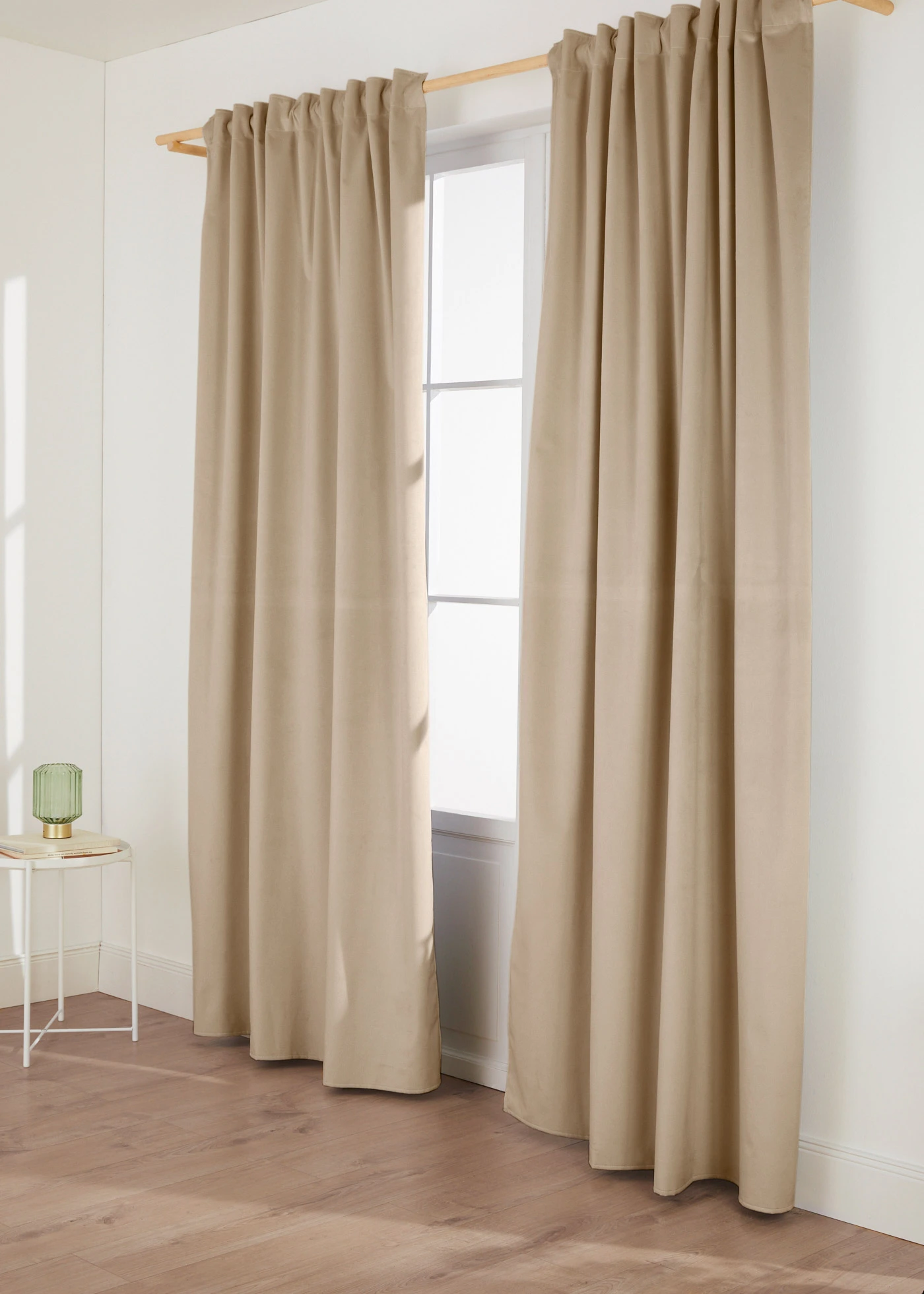 Draperie opacă termoizolantă cu suprafață catifelată (1 buc.) • nisipiu • magazin bonprix