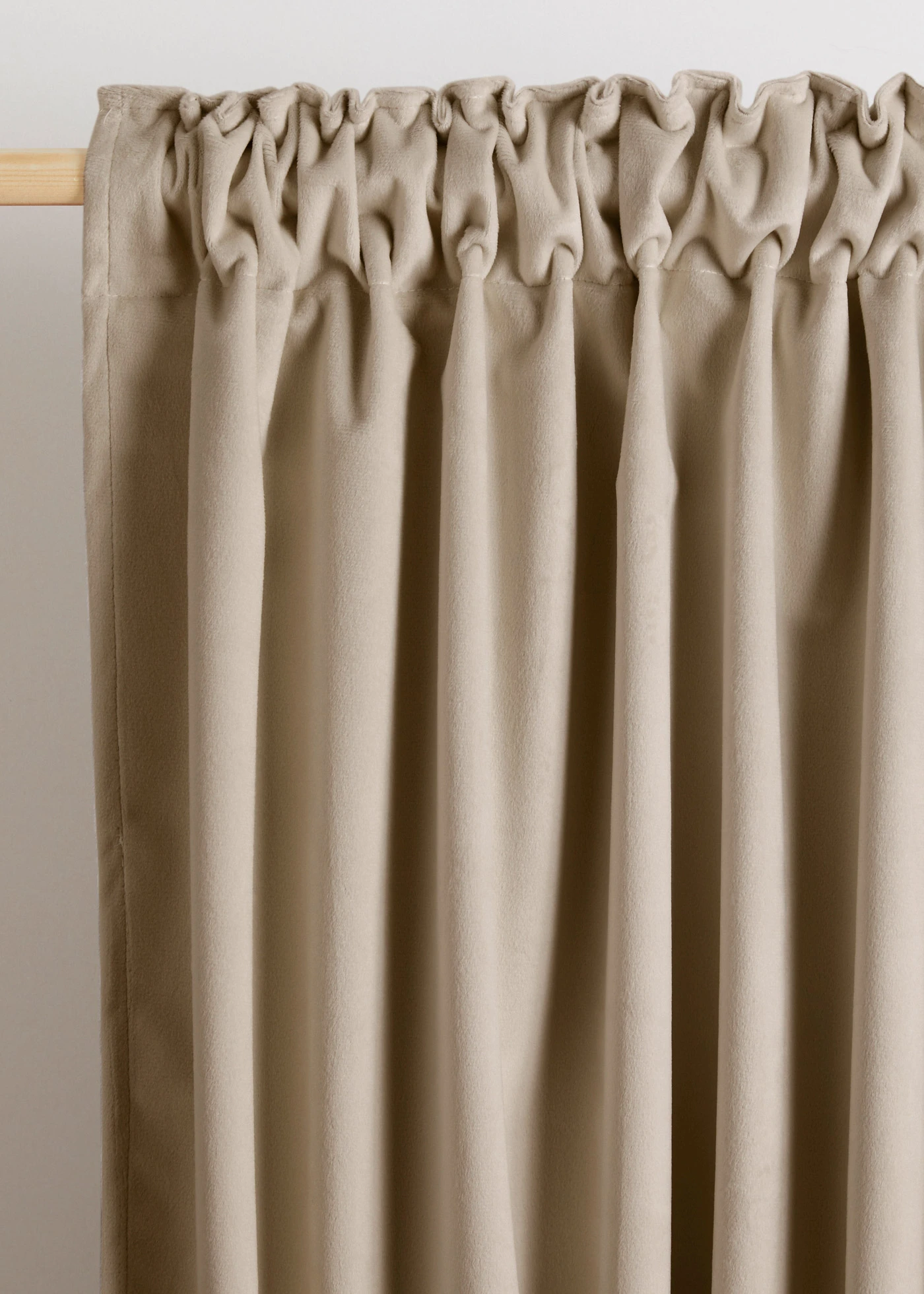 Draperie opacă termoizolantă cu suprafață catifelată (1 buc.) • nisipiu • magazin bonprix