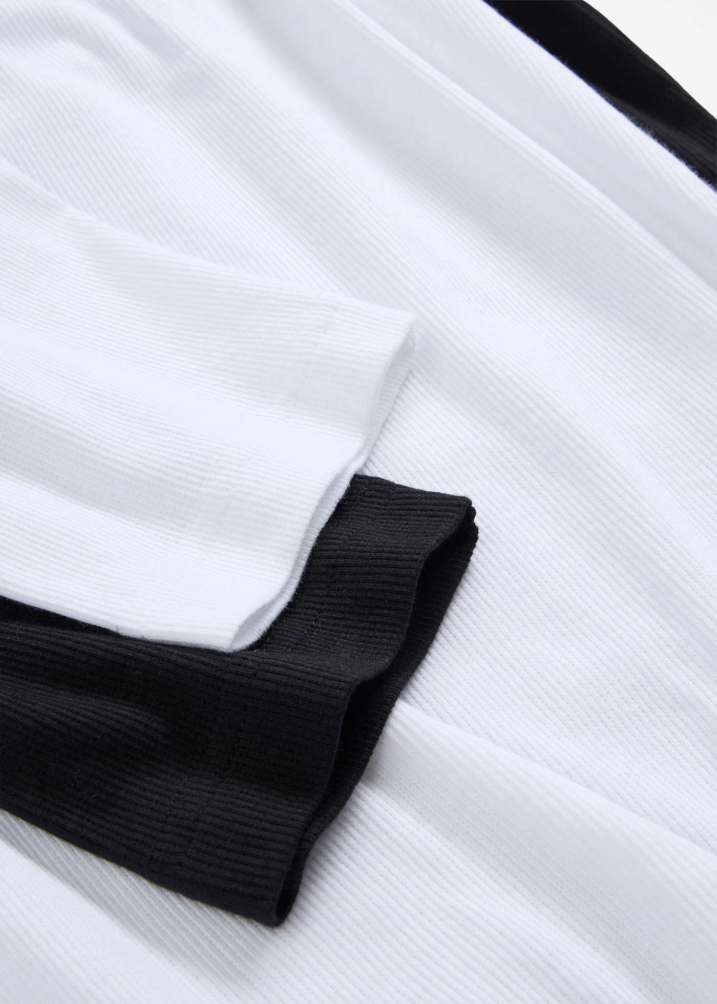 Lot de 2 t-shirts en coton côtelé • noir/blanc • Boutique bonprix