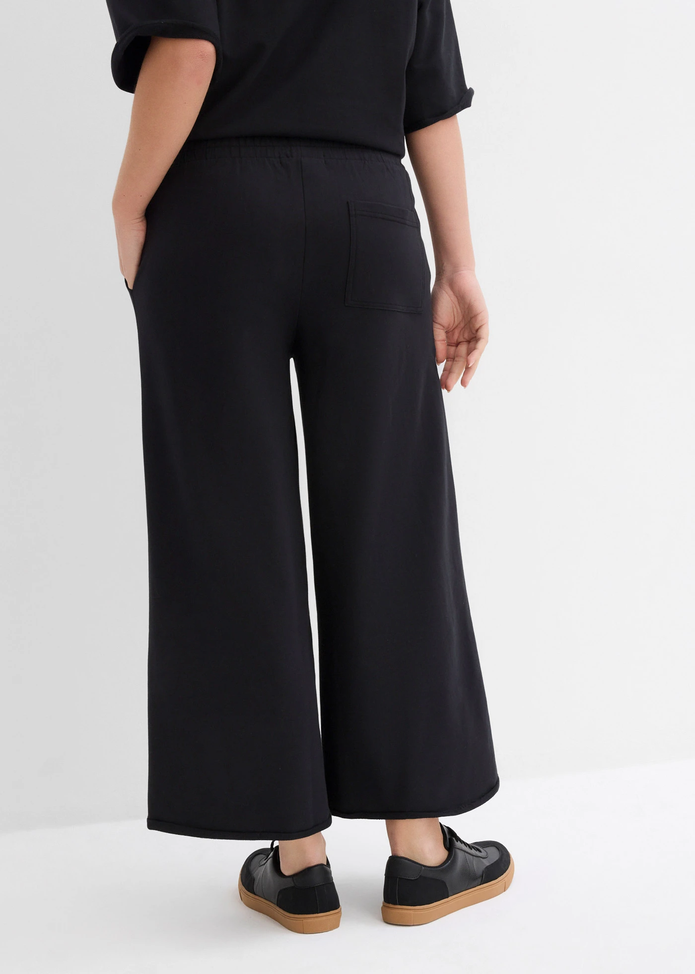 Sweatpants van biologisch katoen, 7/8 lengte • zwart • bonprix online shop