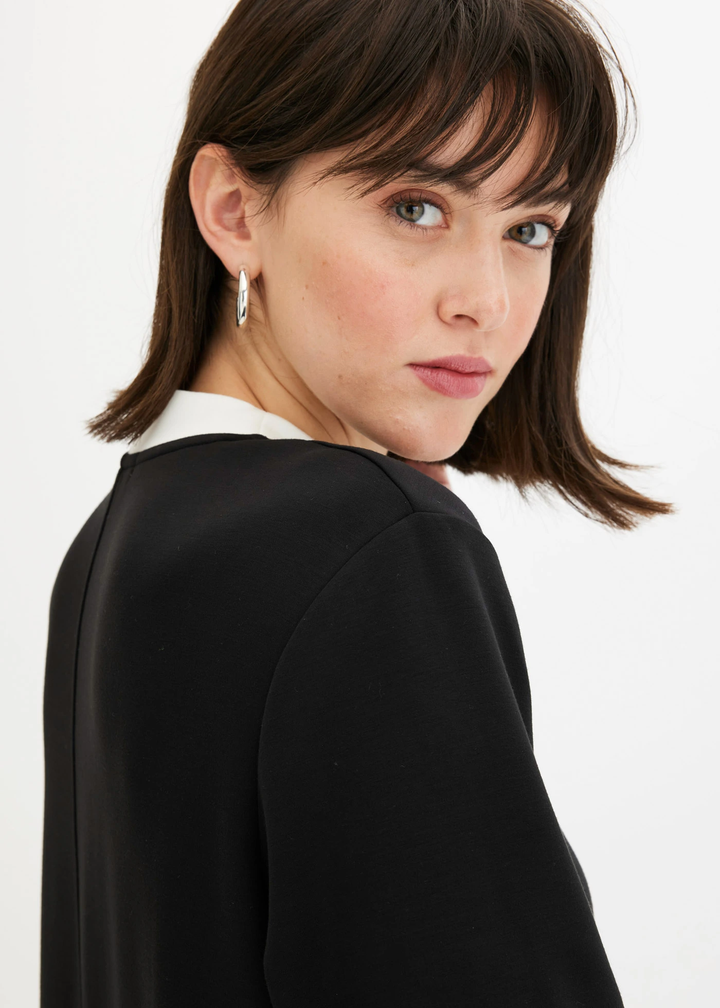 Rochie mini cu guler bărcuță aplicat, din scuba • negru/ecru • magazin bonprix