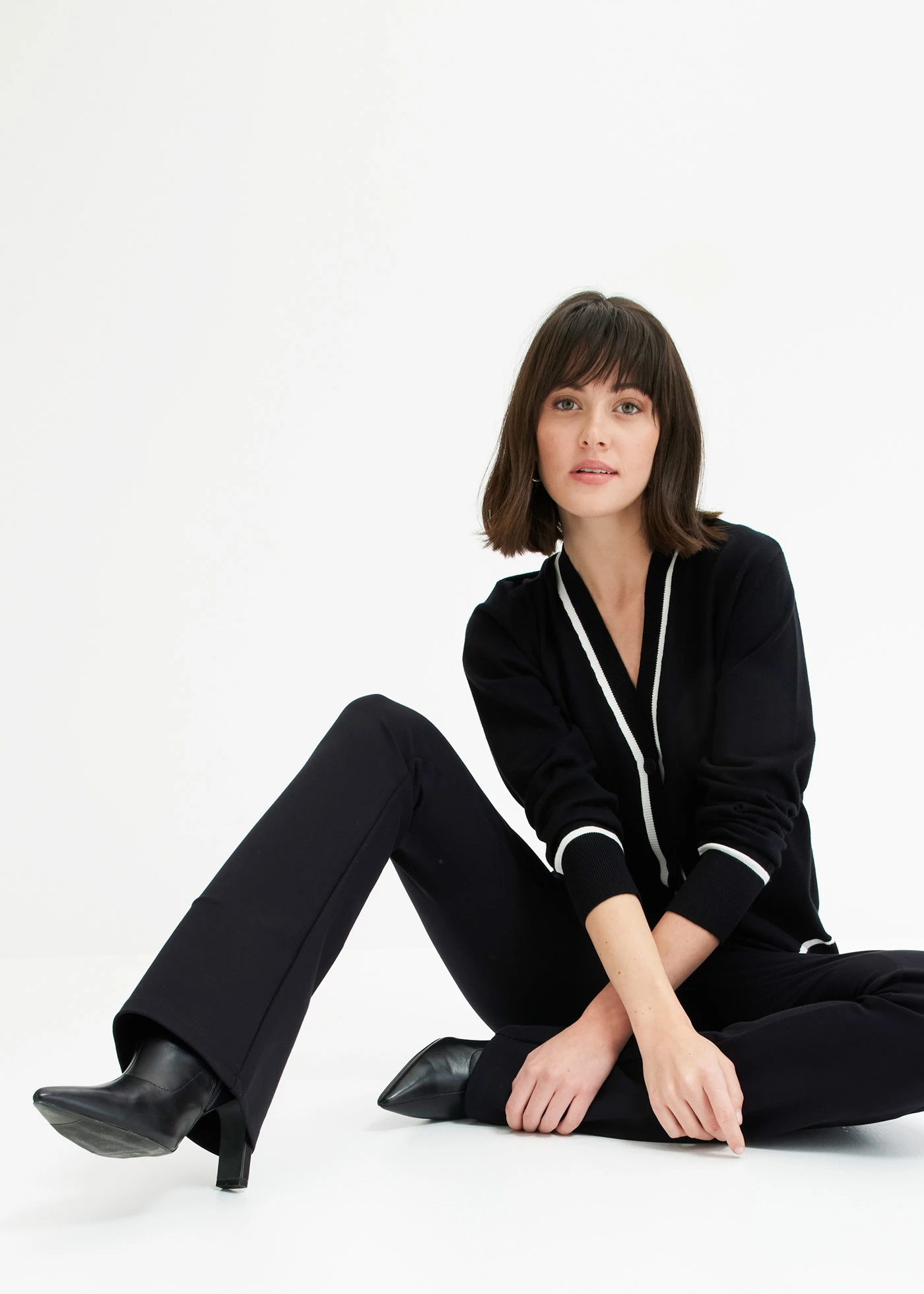 Cardigan cu model în V • negru/ecru • magazin bonprix