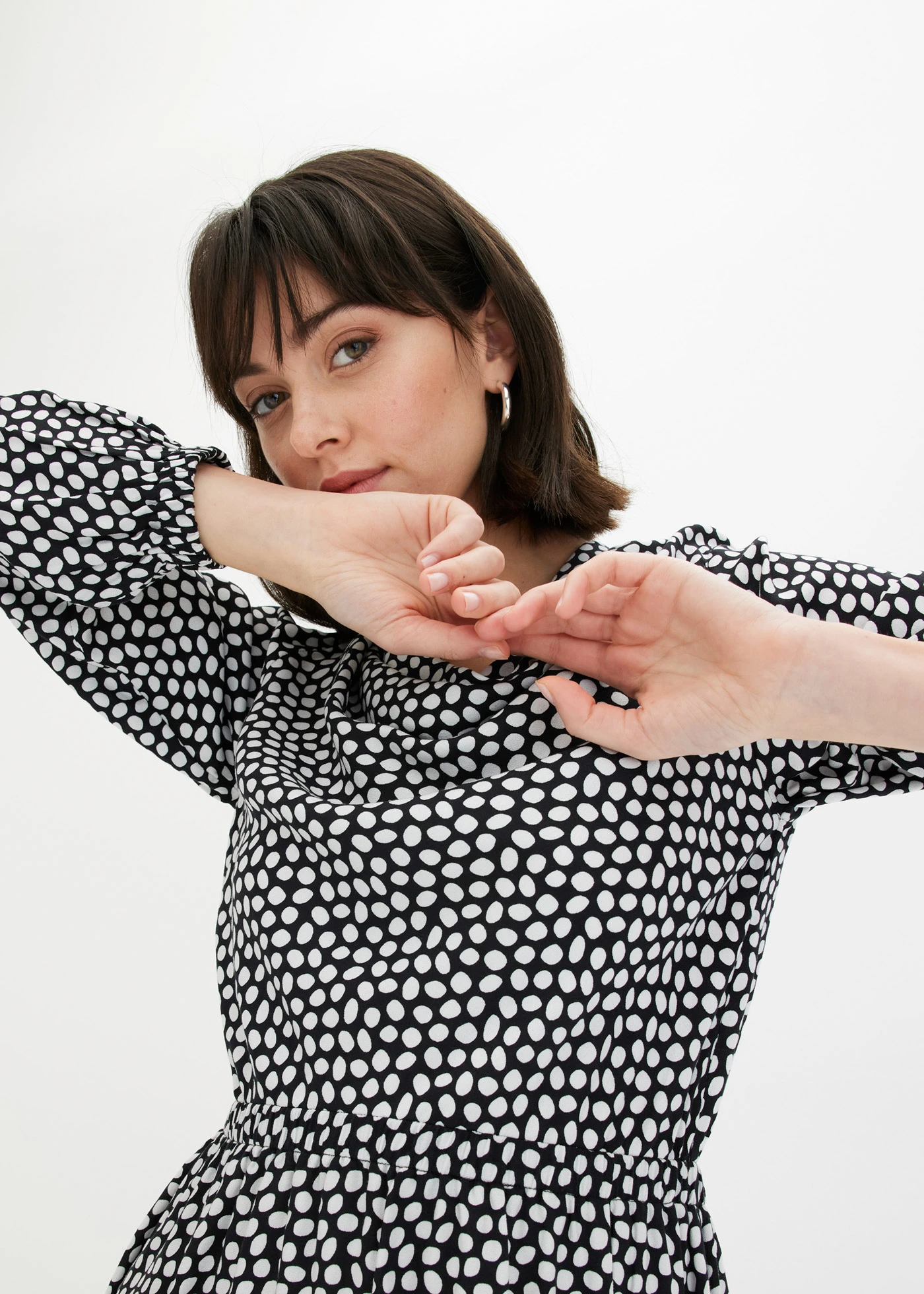 Mini jurk van gestructureerde crêpe • gestipt zwart/wit • bonprix online shop