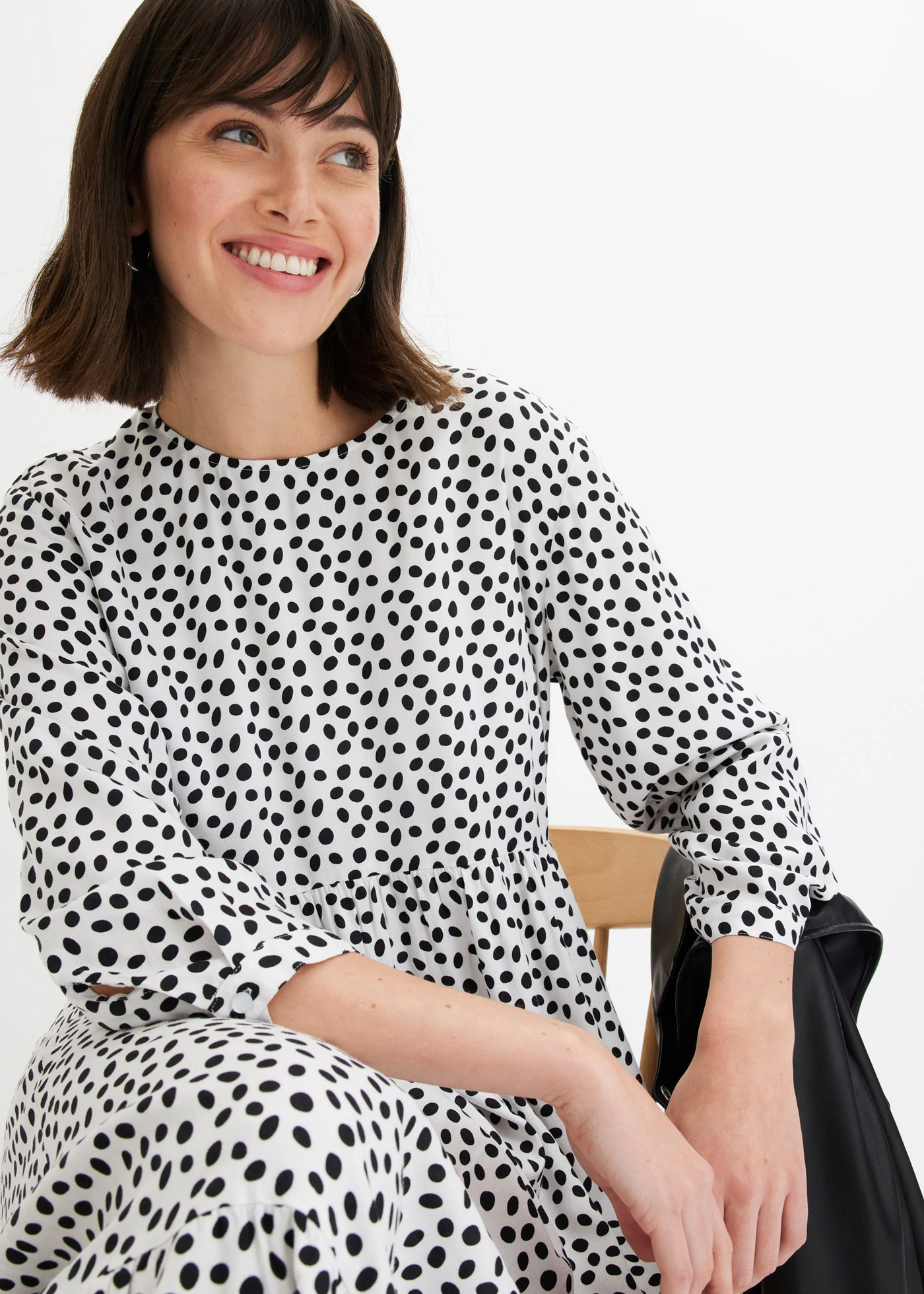 Sukienka midi z krepy w strukturalny wzór • biało-czarny w kropki • bonprix obchod