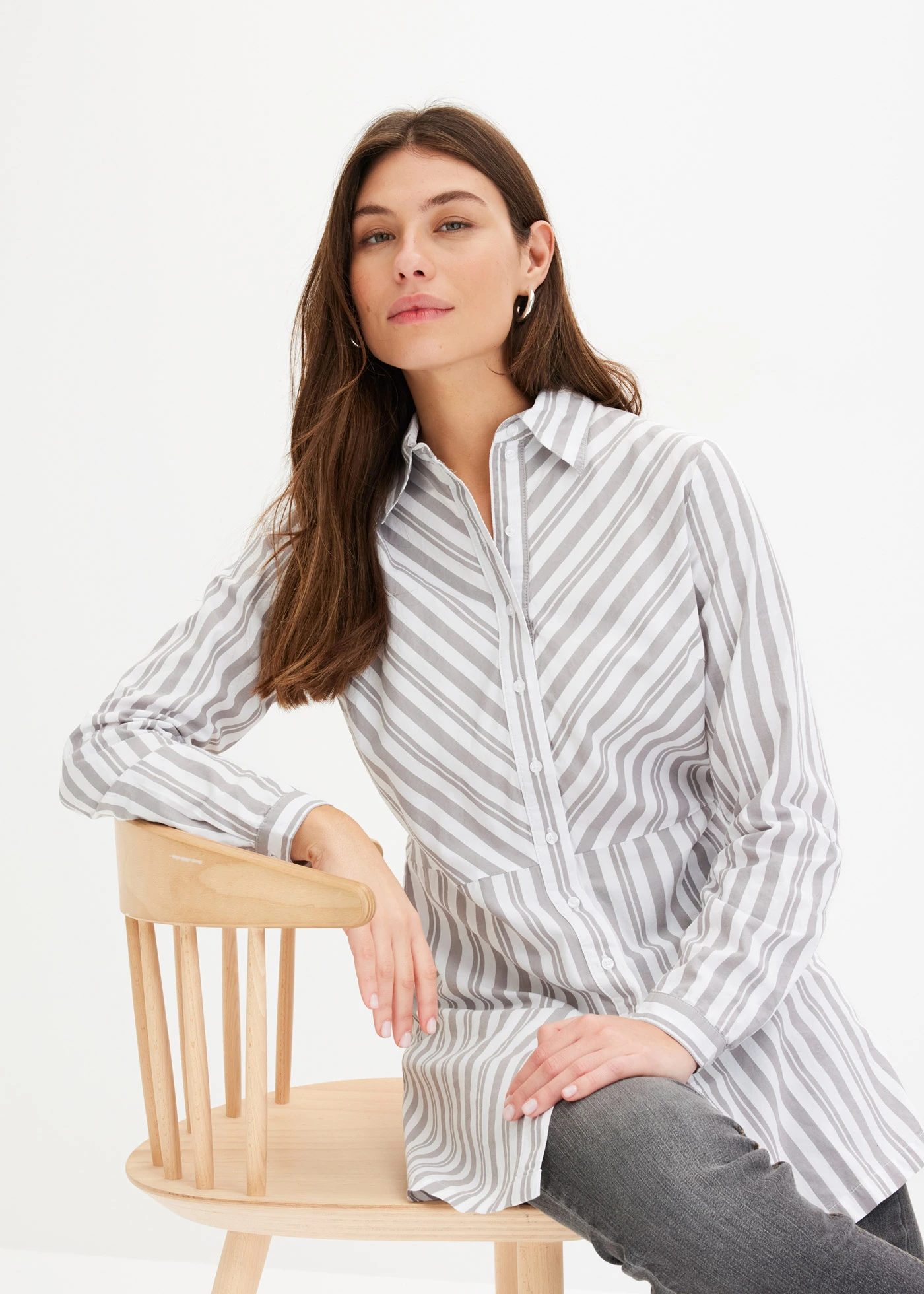 Lange blouse • grijs/wit • bonprix online shop