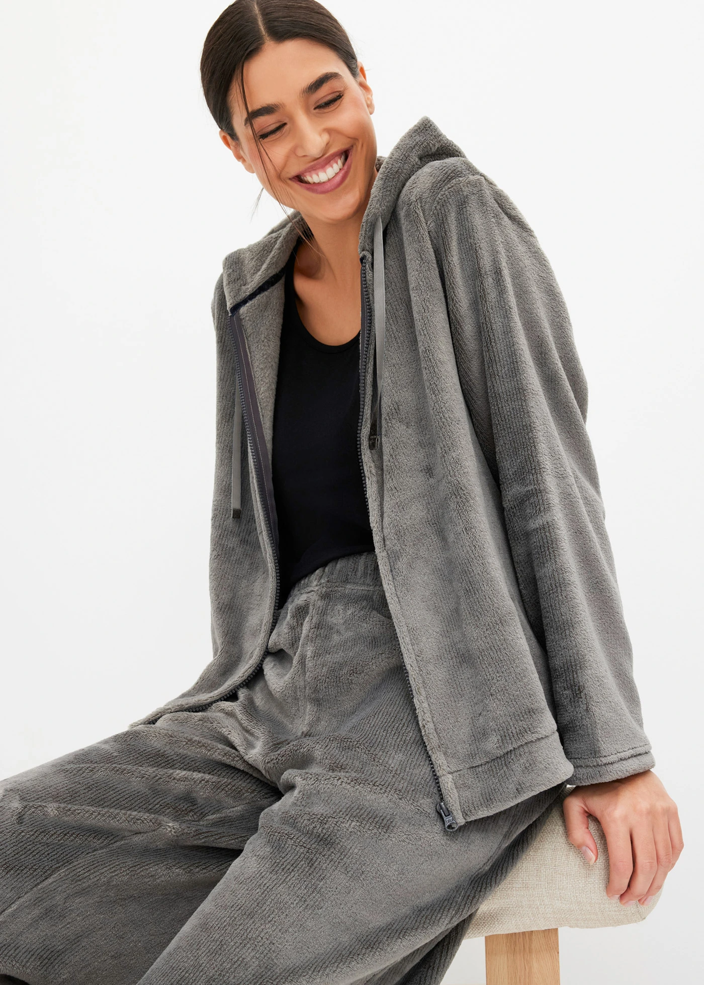 Costum de casă din fleece moale • negru dungat • magazin bonprix