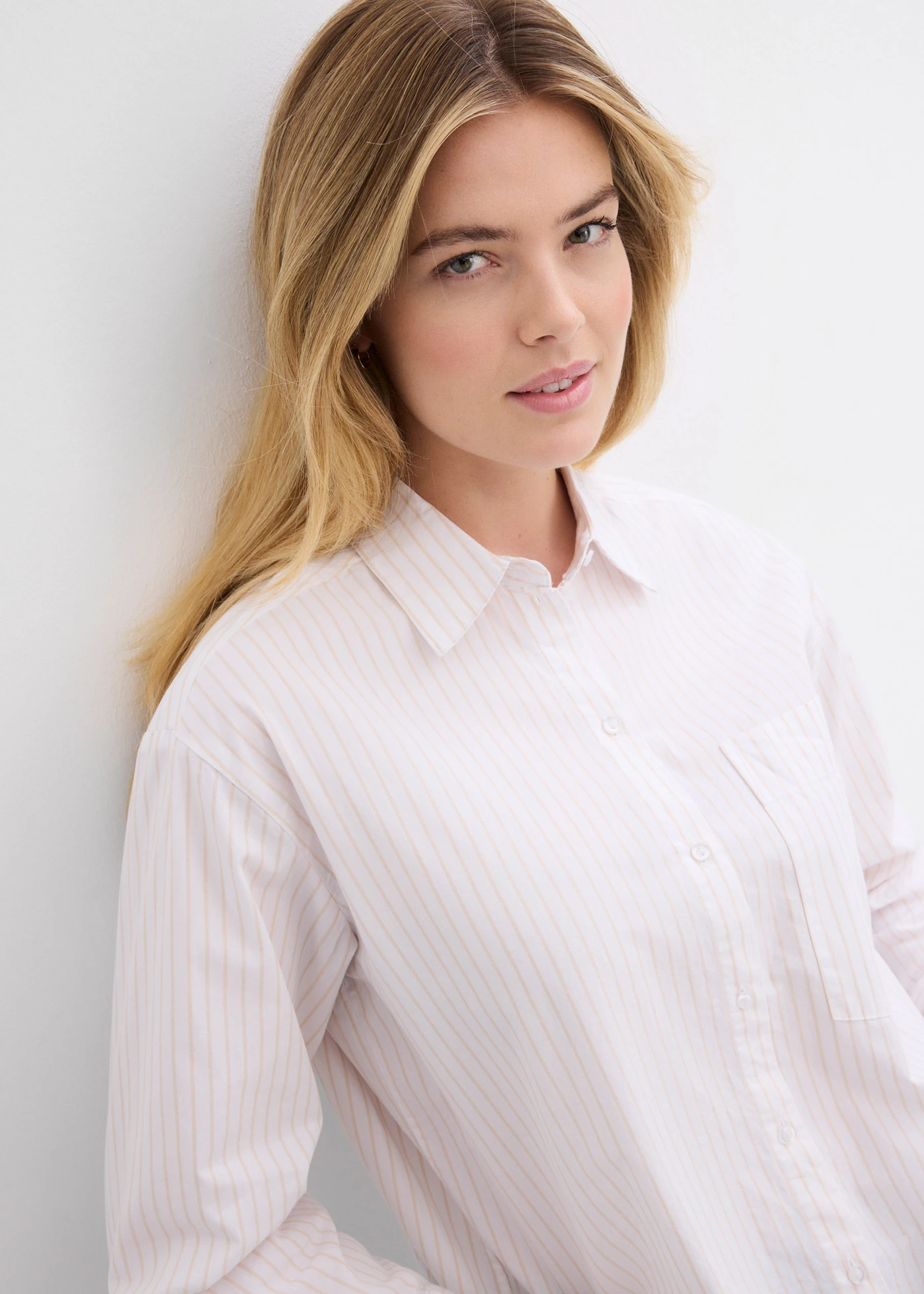 Bluzka koszulowa w paski • jasny piaskowy - biały w paski • sklep bonprix