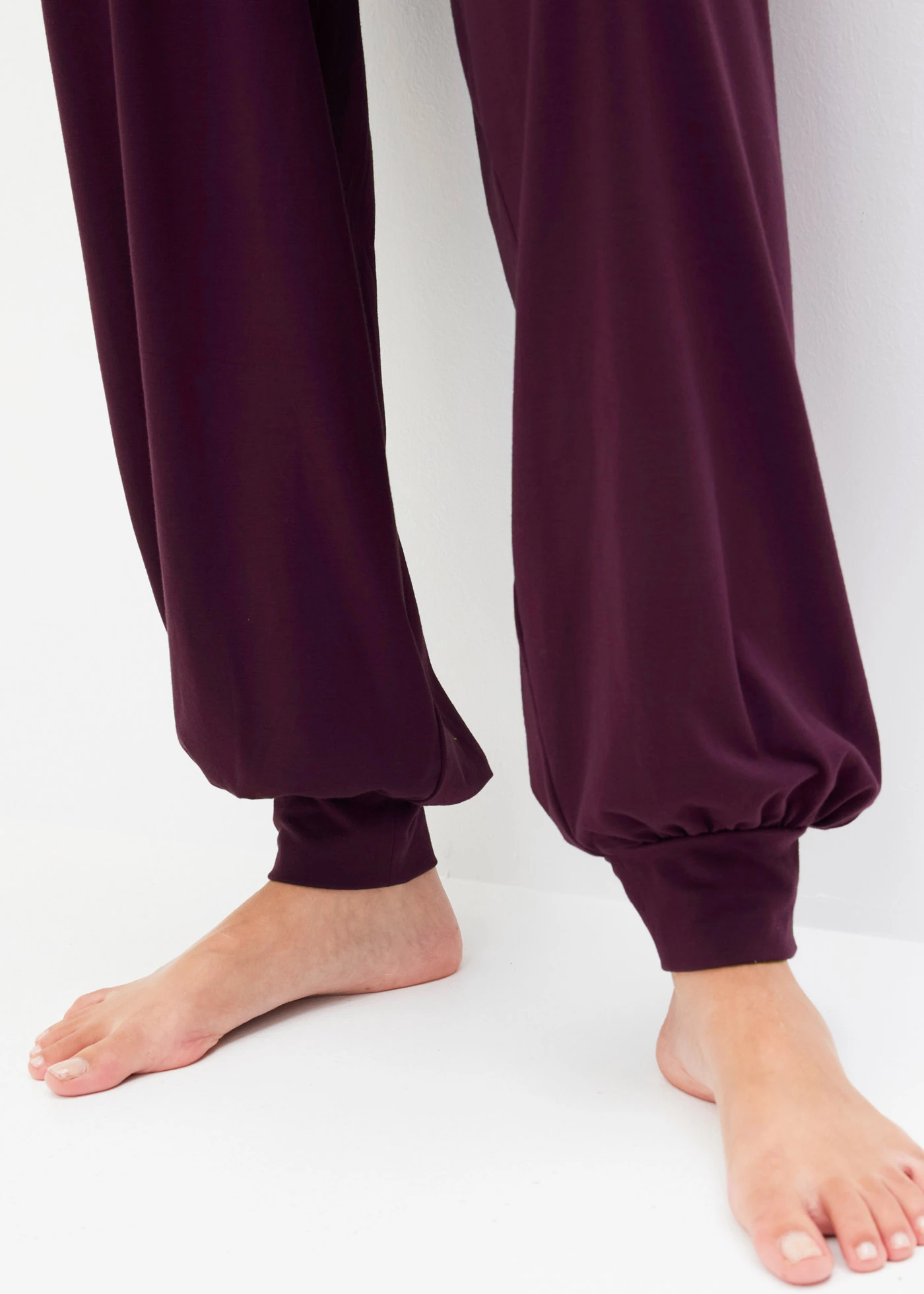 Pantaloni sport largi cu bată ce poate fi răsucită • mov întunecat • magazin bonprix