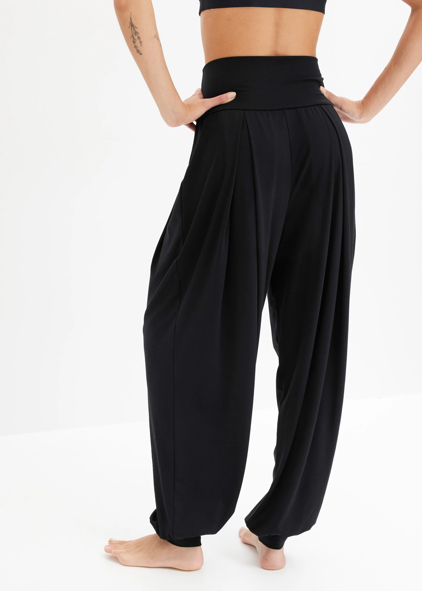 Široké sportovní kalhoty se založeným pasem • černá • bonprix obchod