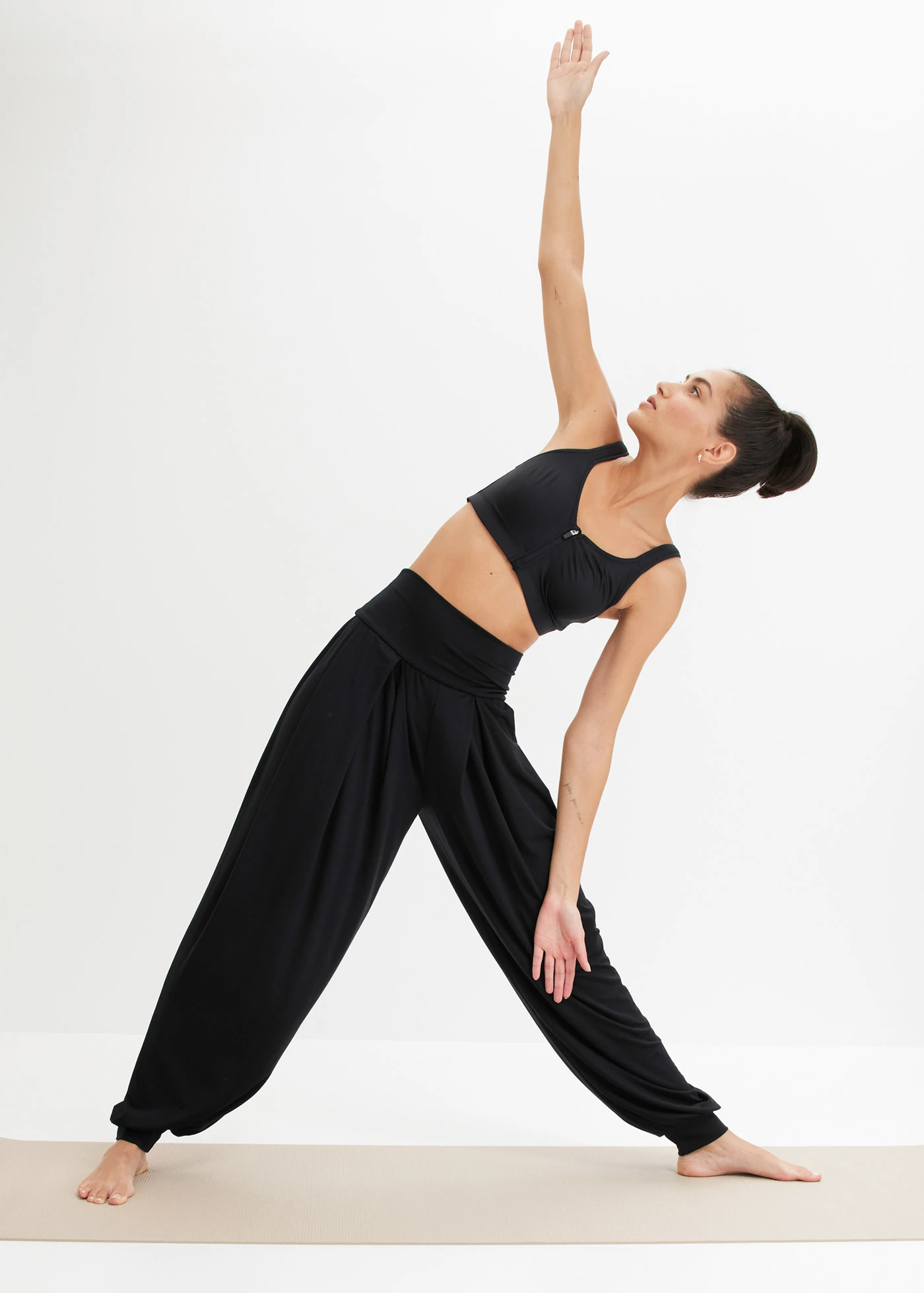 Wijde sportbroek met omklapbare tailleband • zwart • bonprix online shop