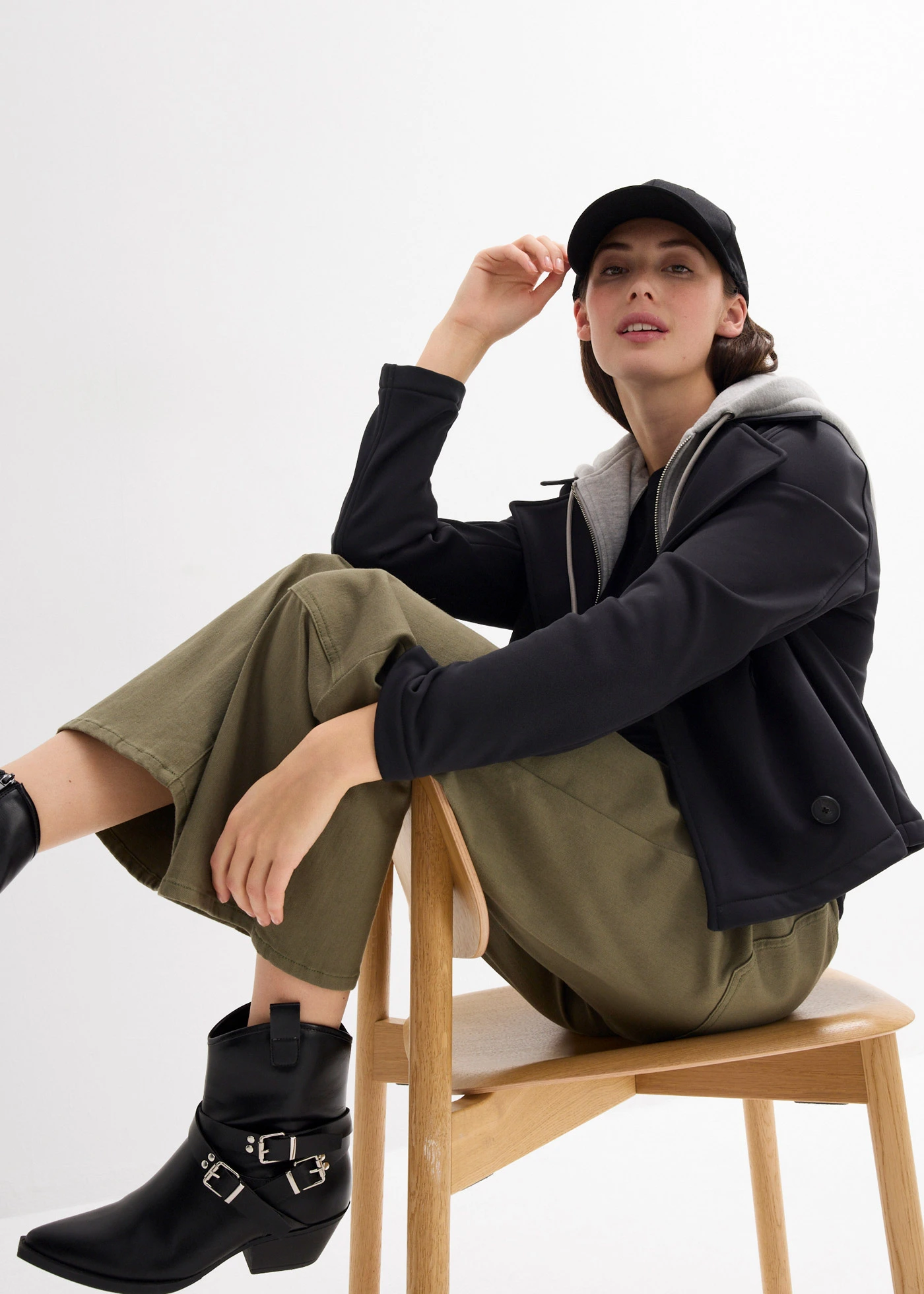 Jas met contrasterende capuchon • zwart • bonprix online shop