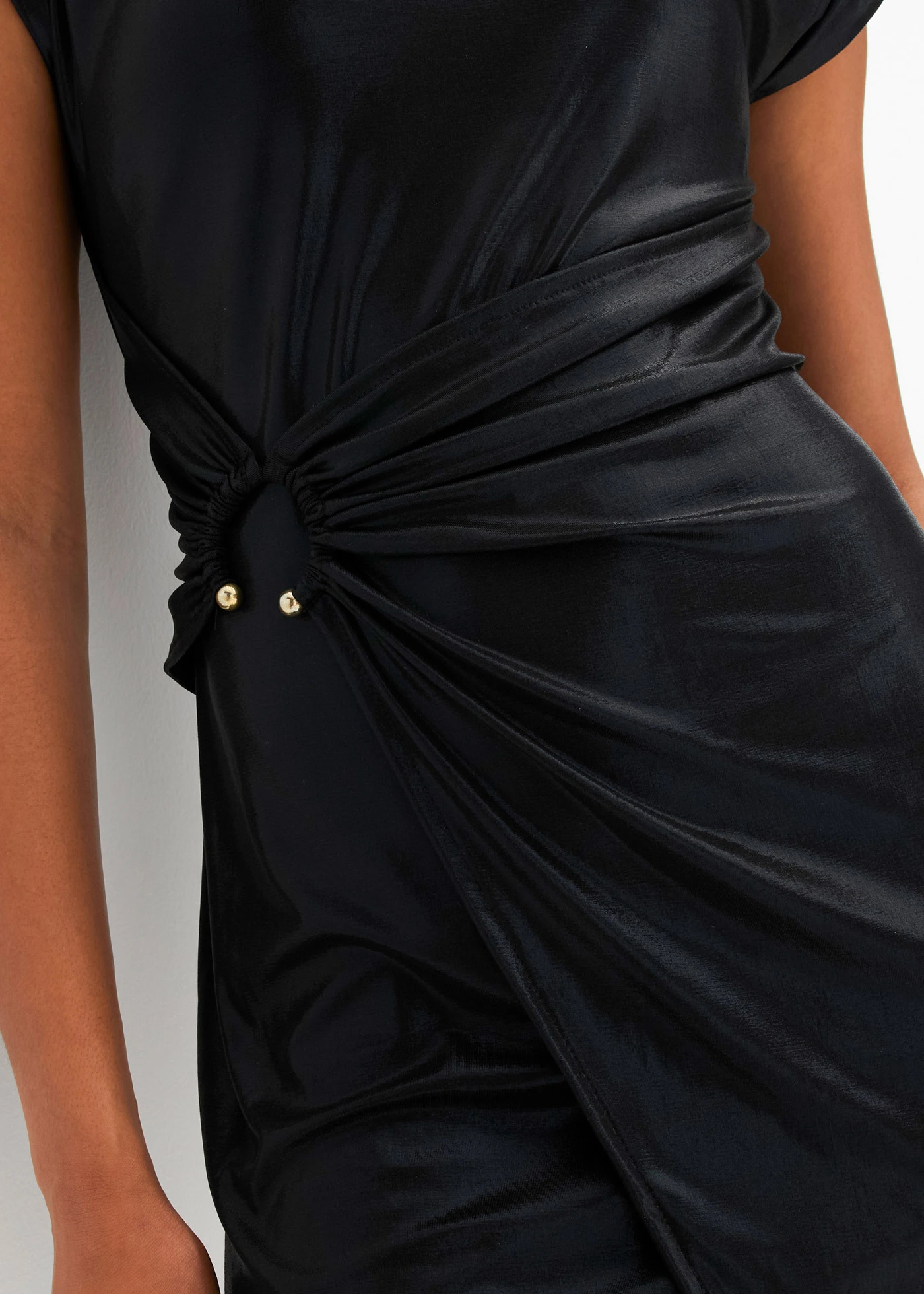 Mini jurk met decoratieve gesp • zwart glanzend • bonprix online shop