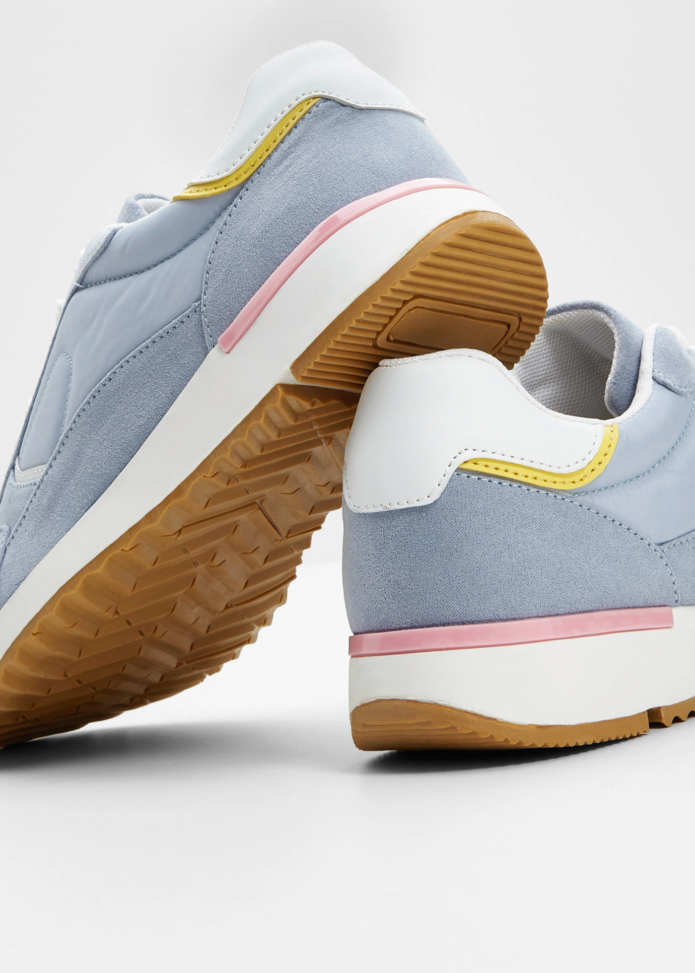 Sneakers au look rétro • bleu clair • Boutique bonprix