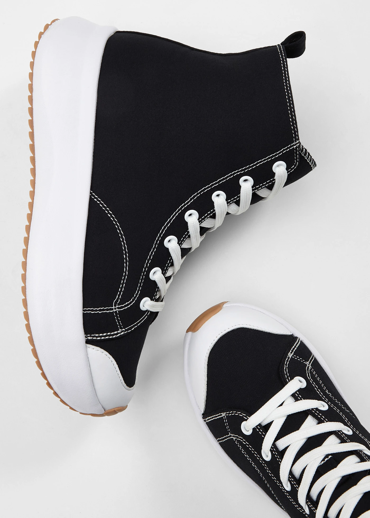 Wysokie sneakersy na podeszwie platformie • czarny • sklep bonprix