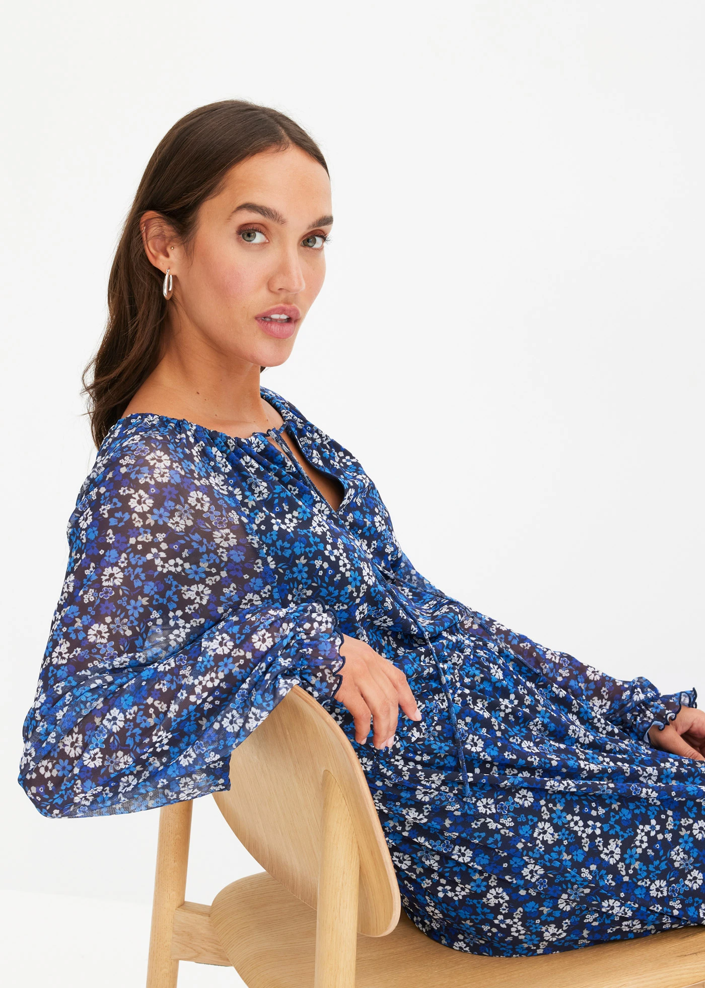 Gebloemde maxi jurk van mesh • zwart-crème-blauw gebloemd • bonprix online shop