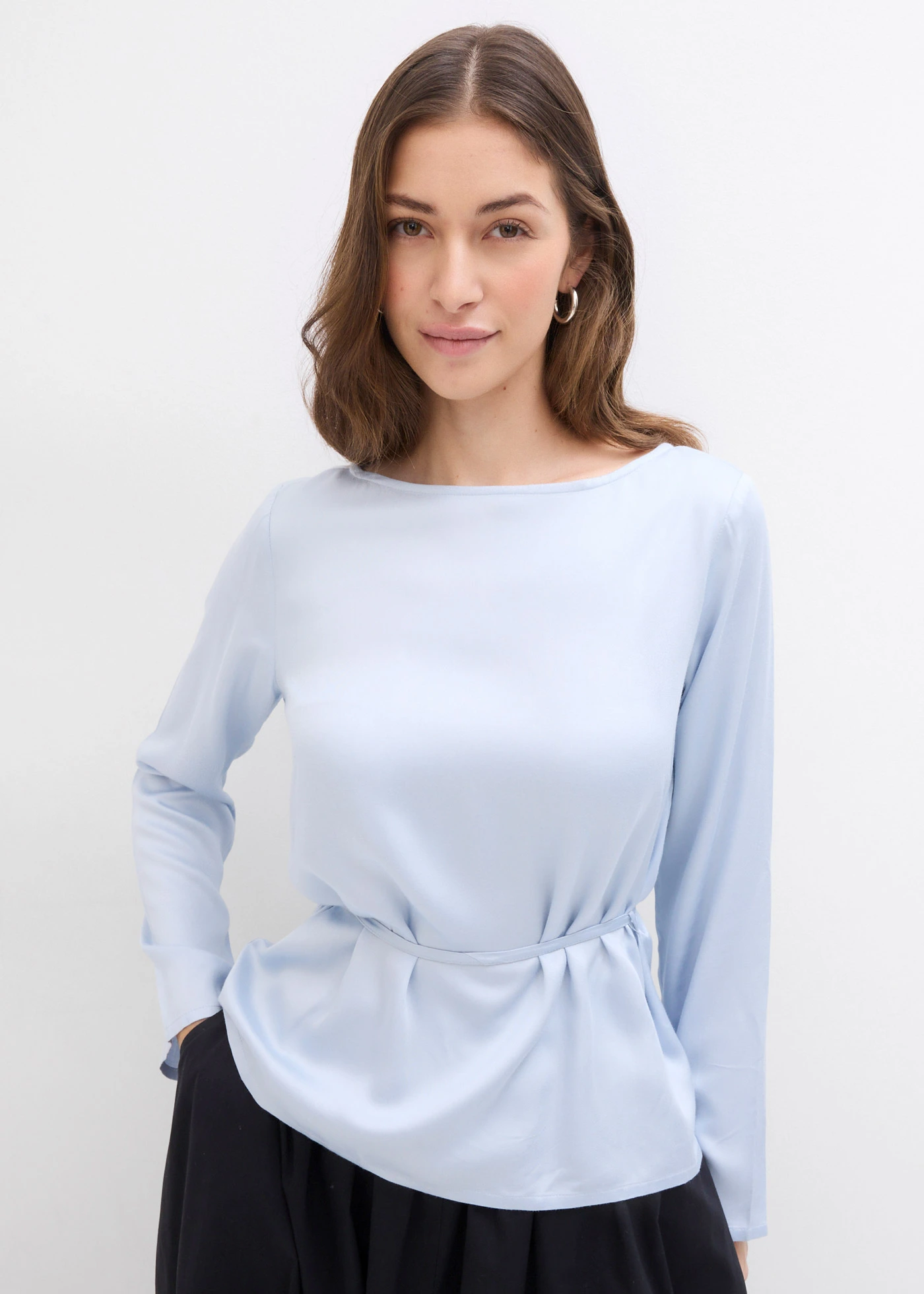 Blouse van soepelvallend satijn • zachtblauw • bonprix online shop