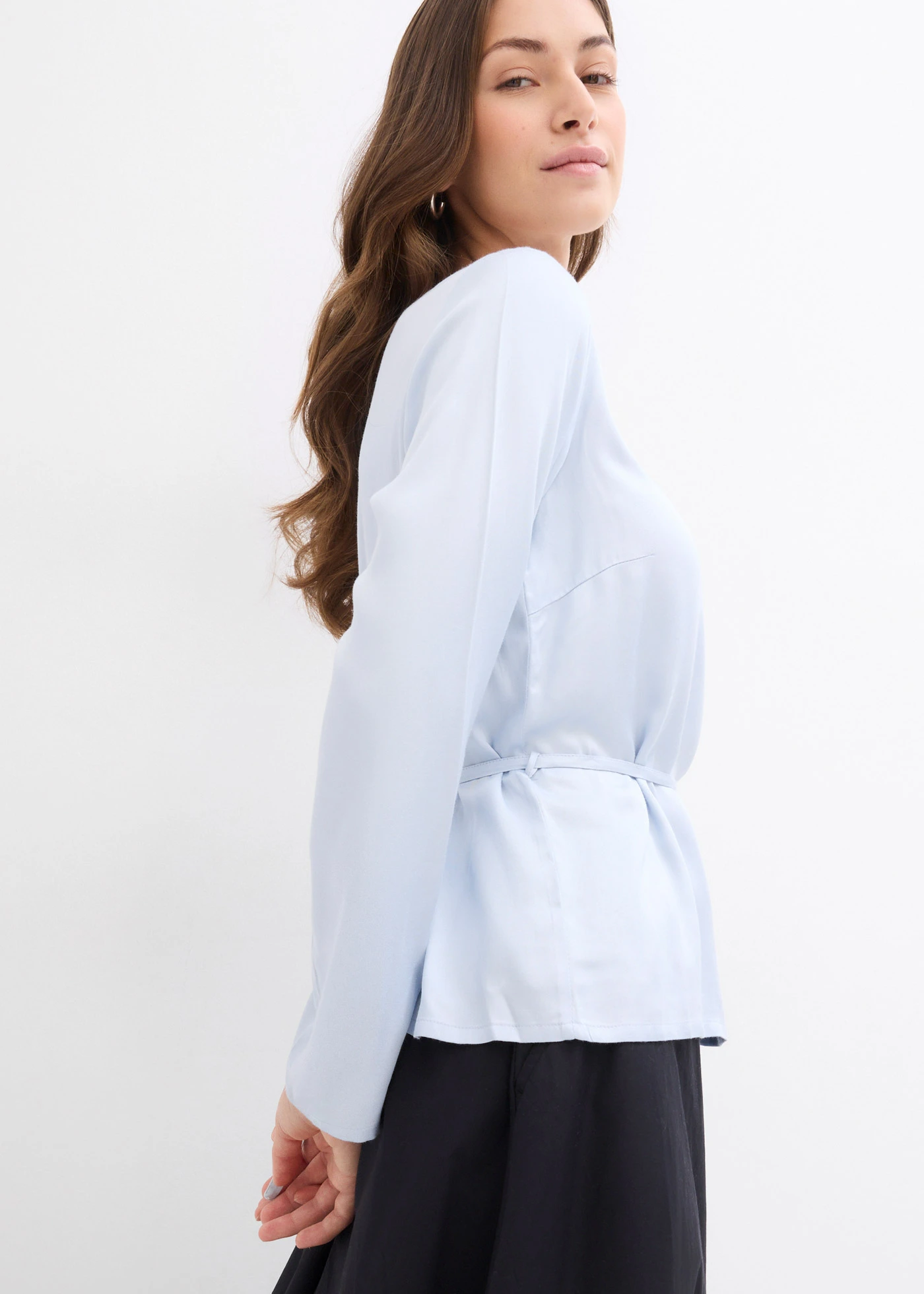 Blouse van soepelvallend satijn • zachtblauw • bonprix online shop