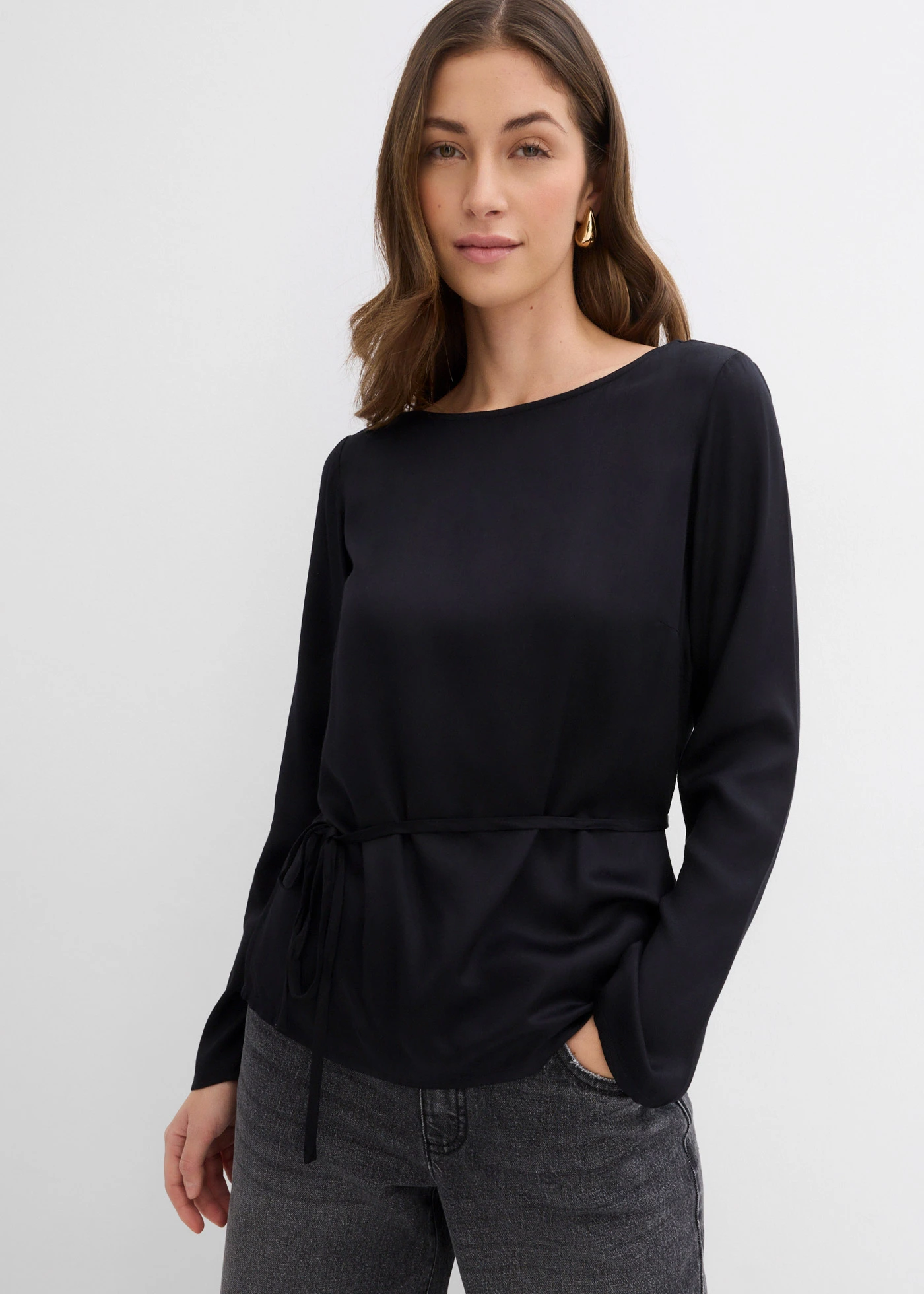 Blouse van soepelvallend satijn • zwart • bonprix online shop