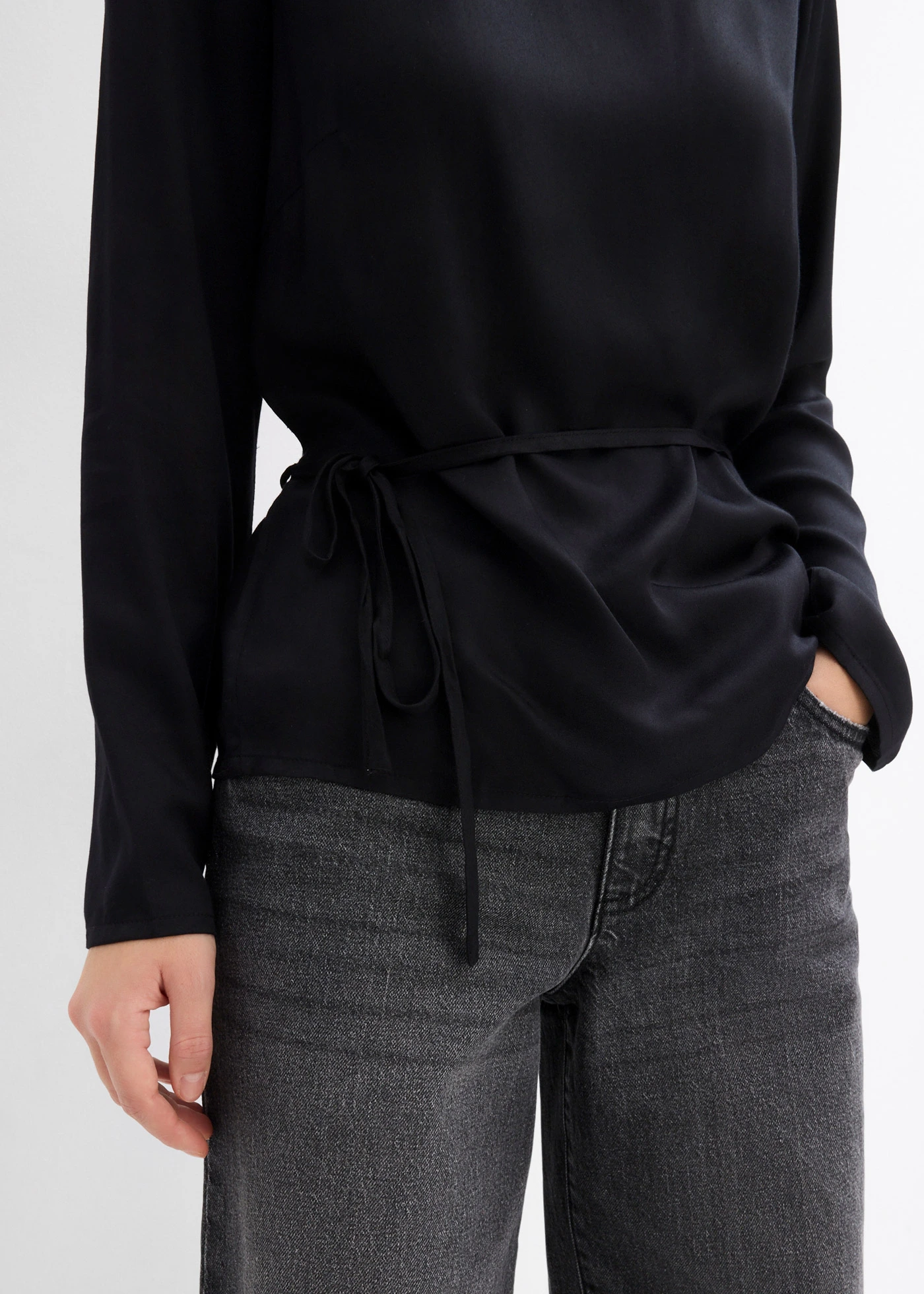 Blouse van soepelvallend satijn • zwart • bonprix online shop