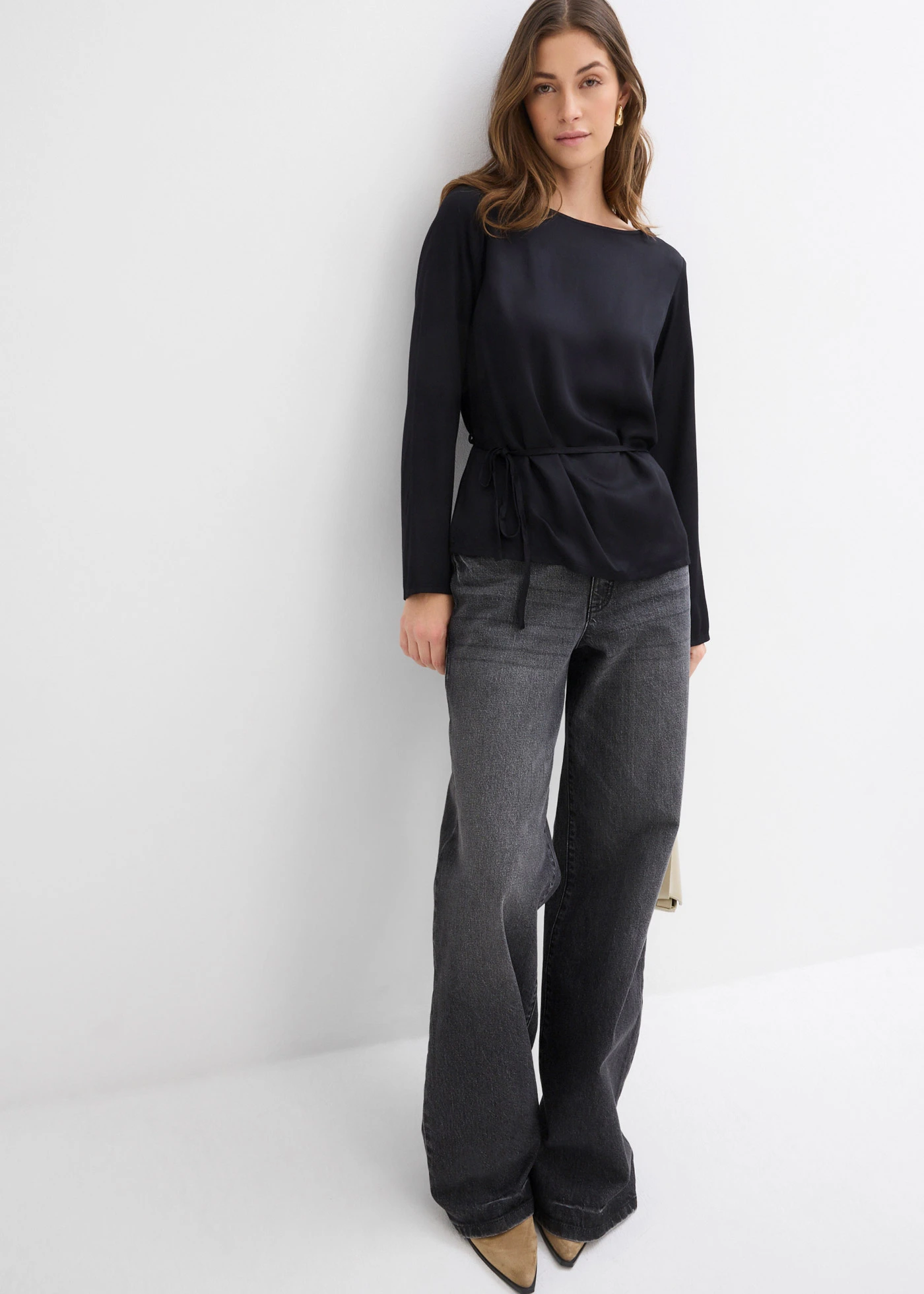 Blouse van soepelvallend satijn • zwart • bonprix online shop