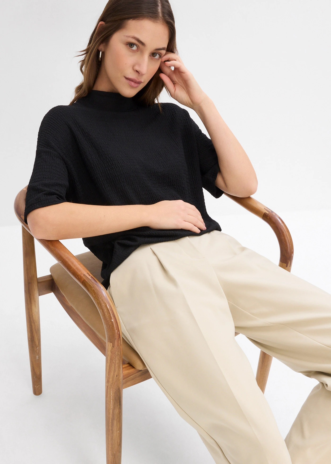 Bluză din material crep texturat • negru • magazin bonprix